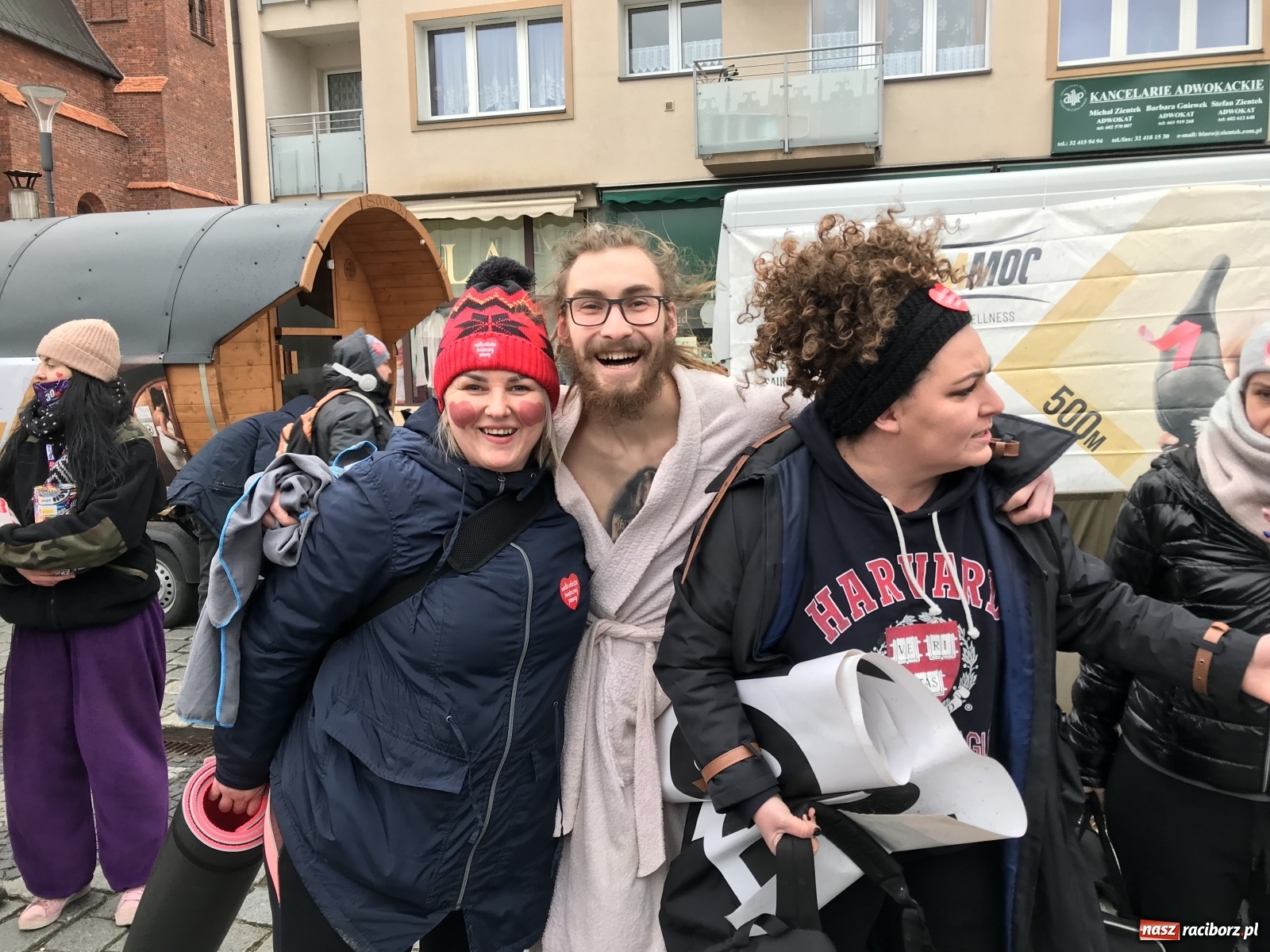 Zdjęcie w galerii na portalu naszraciborz.pl: Morsy, wojowie, strażacy, strzelcy i ciocia Klocia – 30. finał WOŚP na raciborskim Rynku wiadomości z regionu