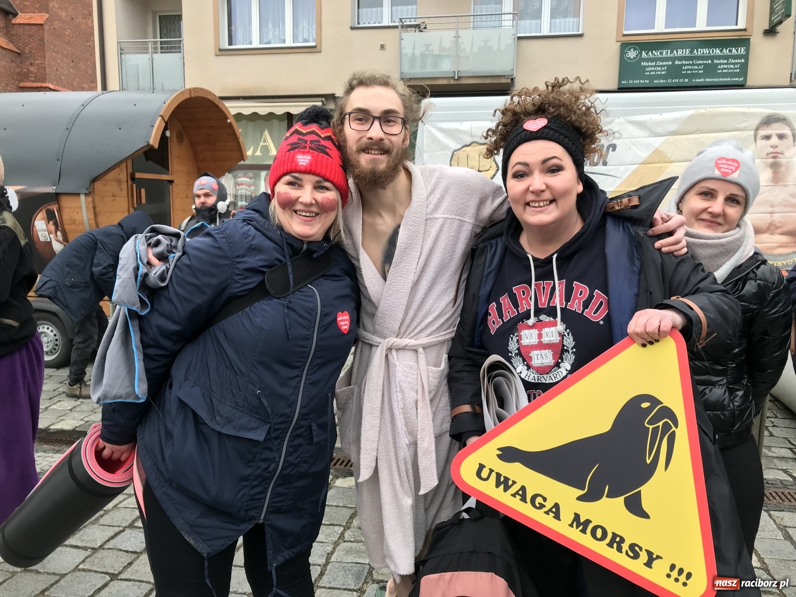 Zdjęcie w galerii na portalu naszraciborz.pl: Morsy, wojowie, strażacy, strzelcy i ciocia Klocia – 30. finał WOŚP na raciborskim Rynku wiadomości z regionu