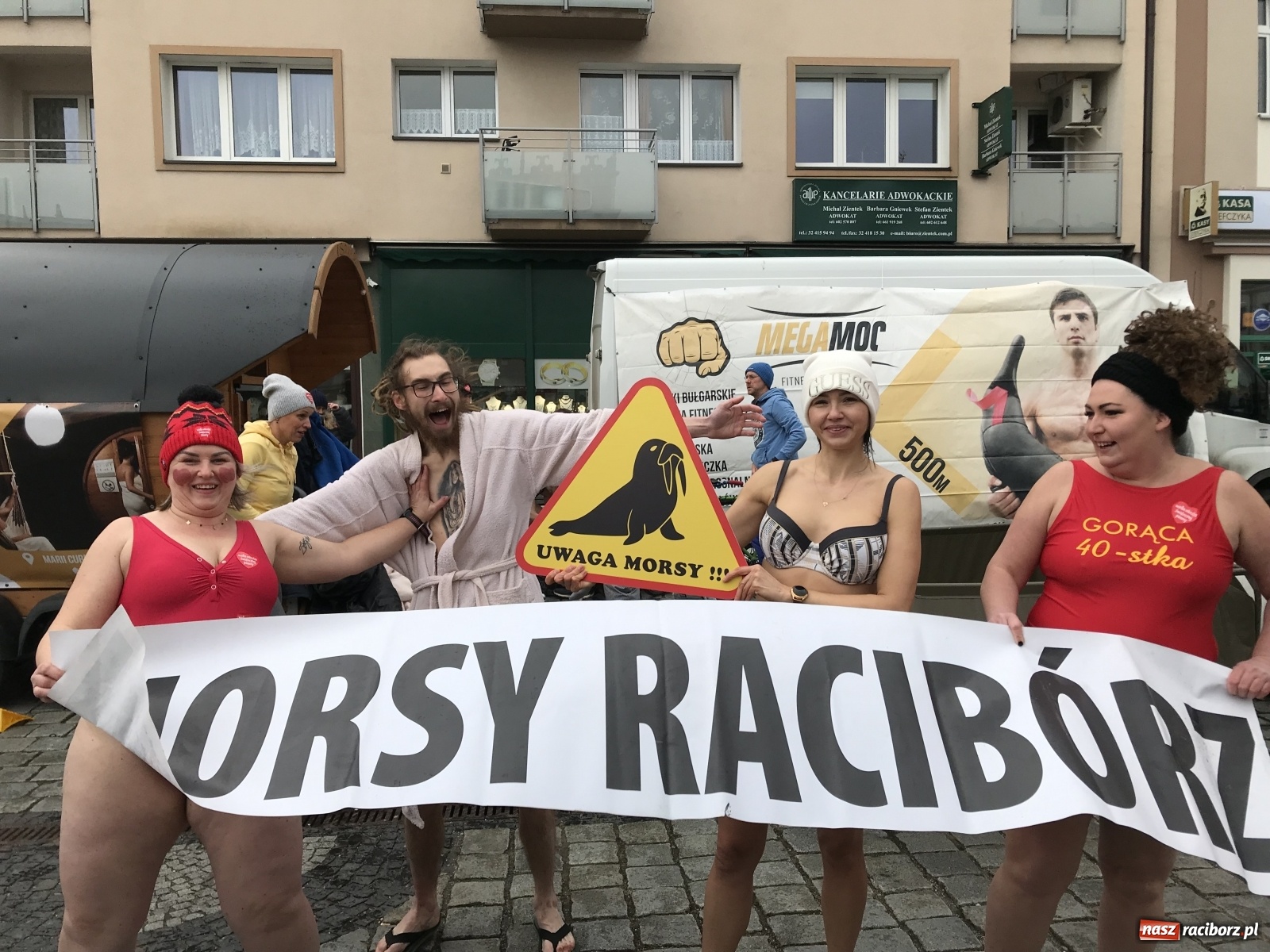 Zdjęcie w galerii na portalu naszraciborz.pl: Morsy, wojowie, strażacy, strzelcy i ciocia Klocia – 30. finał WOŚP na raciborskim Rynku wiadomości z regionu