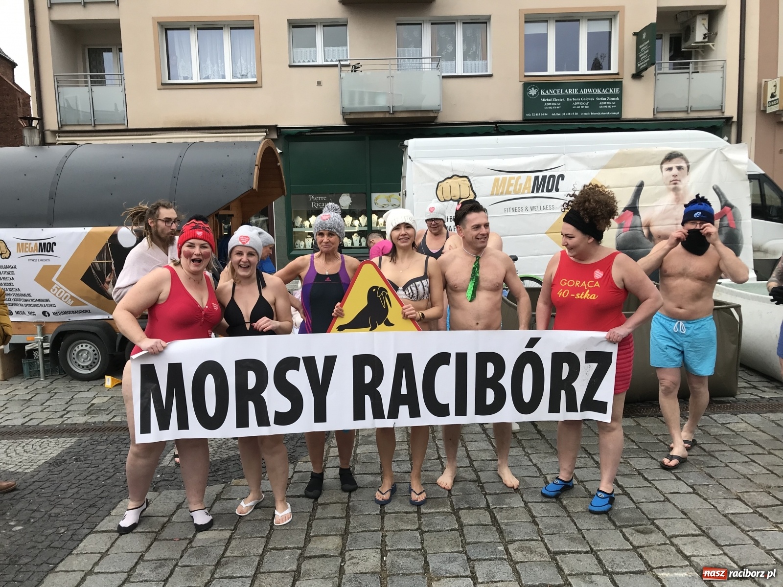 Zdjęcie w galerii na portalu naszraciborz.pl: Morsy, wojowie, strażacy, strzelcy i ciocia Klocia – 30. finał WOŚP na raciborskim Rynku wiadomości z regionu