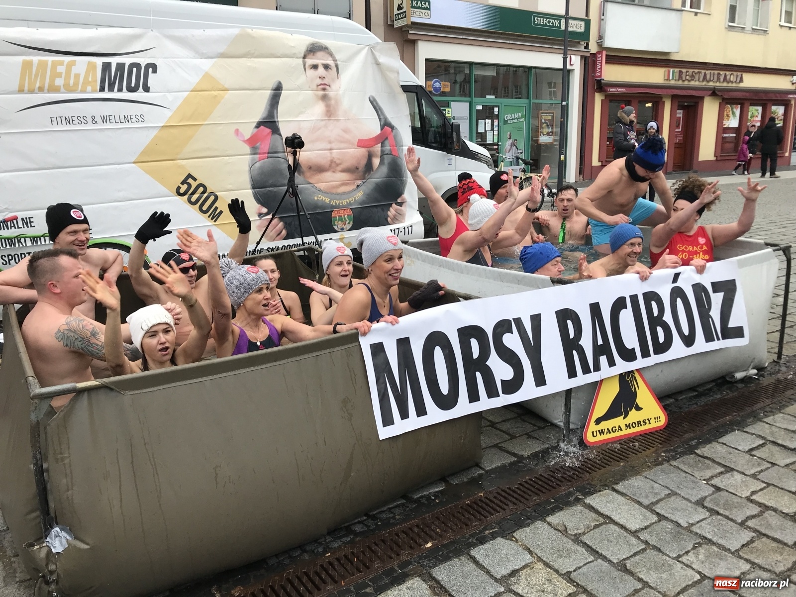 Zdjęcie w galerii na portalu naszraciborz.pl: Morsy, wojowie, strażacy, strzelcy i ciocia Klocia – 30. finał WOŚP na raciborskim Rynku wiadomości z regionu