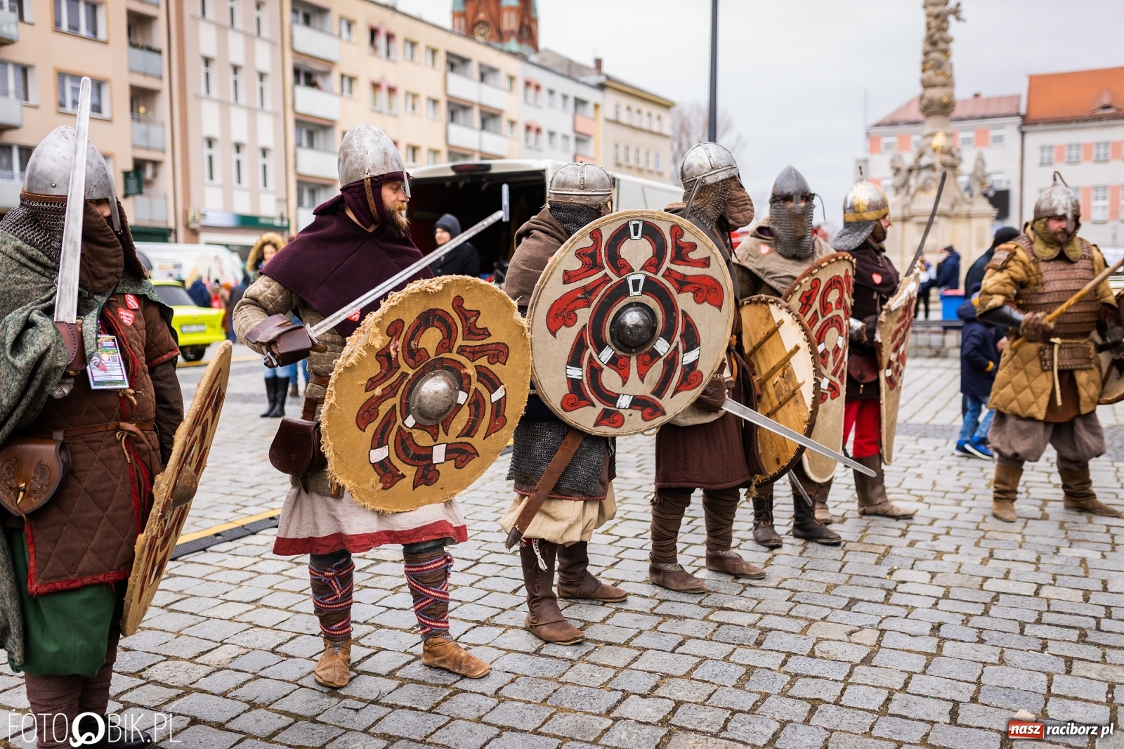 Zdjęcie w galerii na portalu naszraciborz.pl: Morsy, wojowie, strażacy, strzelcy i ciocia Klocia – 30. finał WOŚP na raciborskim Rynku wiadomości z regionu