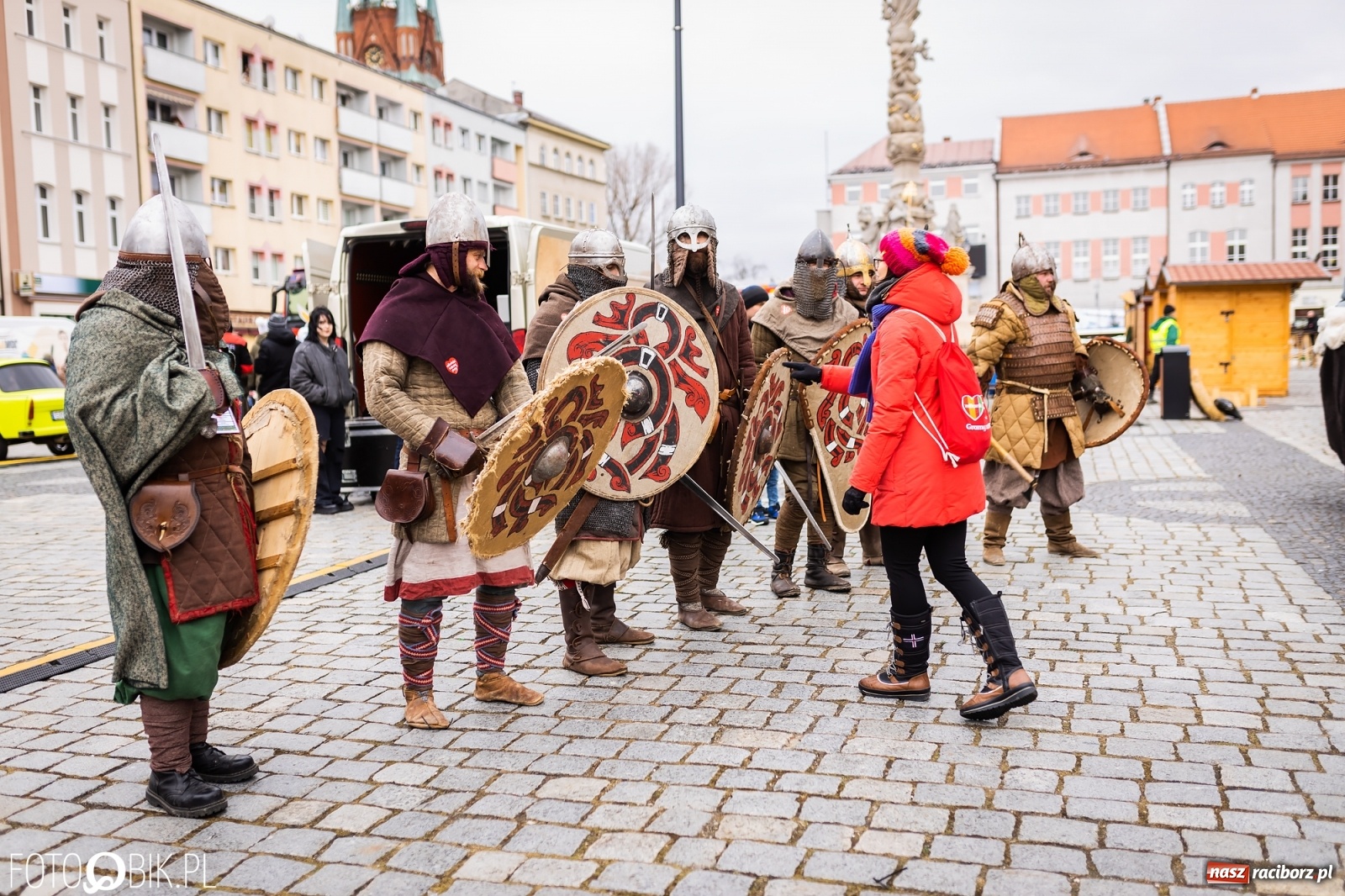 Zdjęcie w galerii na portalu naszraciborz.pl: Morsy, wojowie, strażacy, strzelcy i ciocia Klocia – 30. finał WOŚP na raciborskim Rynku wiadomości z regionu