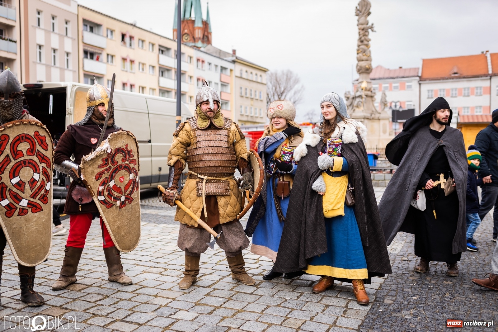 Zdjęcie w galerii na portalu naszraciborz.pl: Morsy, wojowie, strażacy, strzelcy i ciocia Klocia – 30. finał WOŚP na raciborskim Rynku wiadomości z regionu