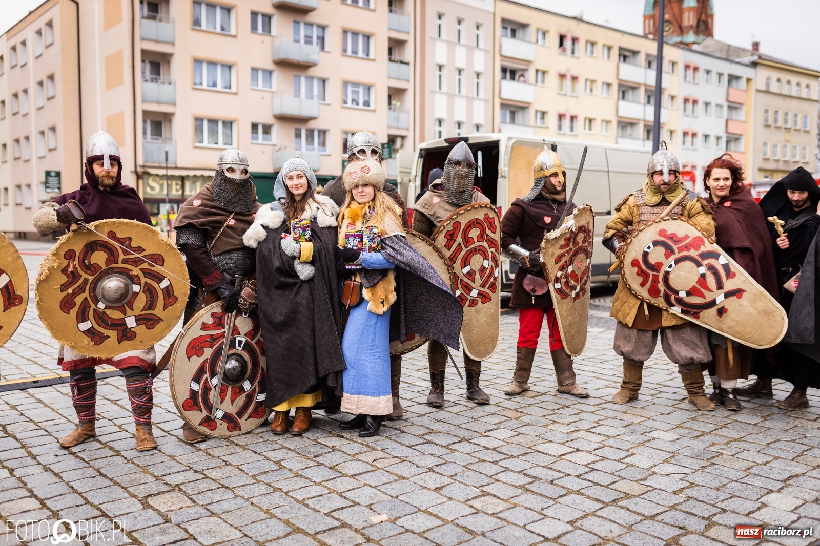 Zdjęcie w galerii na portalu naszraciborz.pl: Morsy, wojowie, strażacy, strzelcy i ciocia Klocia – 30. finał WOŚP na raciborskim Rynku wiadomości z regionu
