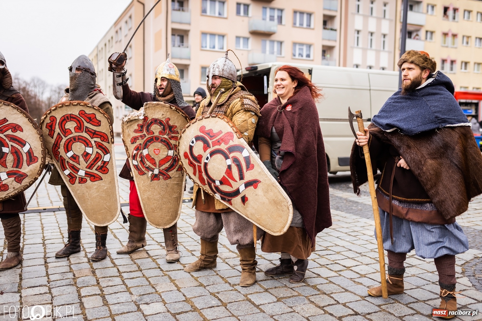 Zdjęcie w galerii na portalu naszraciborz.pl: Morsy, wojowie, strażacy, strzelcy i ciocia Klocia – 30. finał WOŚP na raciborskim Rynku wiadomości z regionu