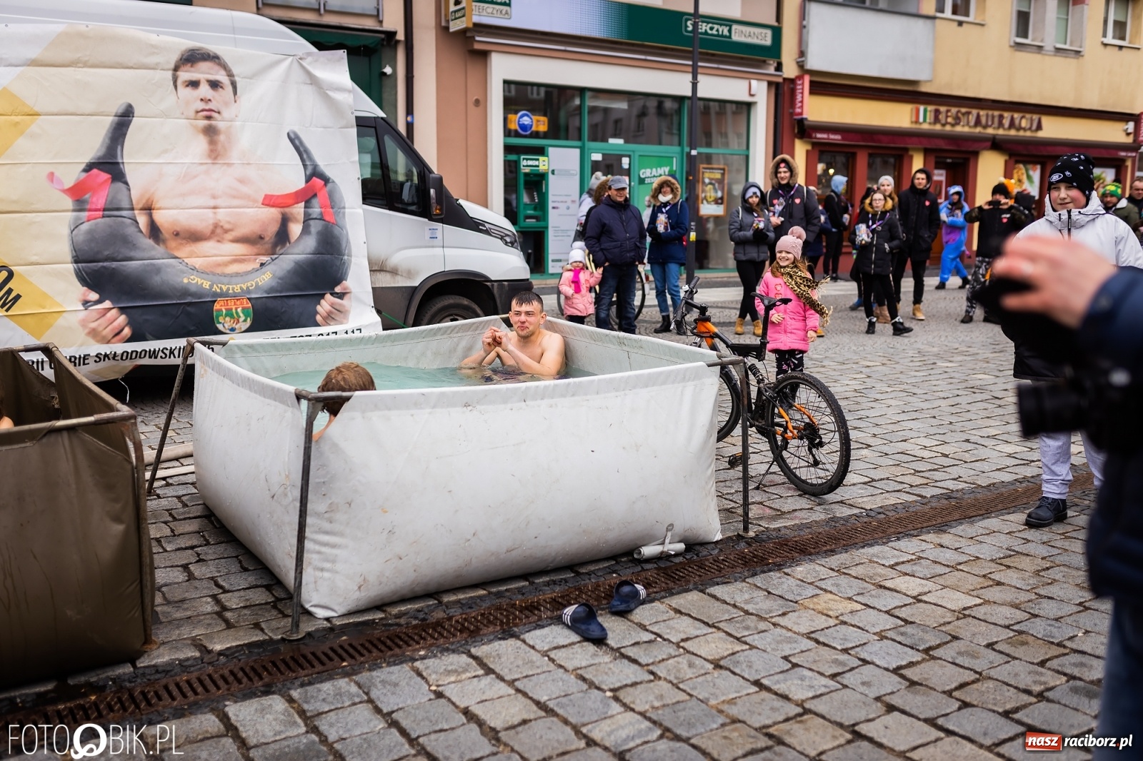 Zdjęcie w galerii na portalu naszraciborz.pl: Morsy, wojowie, strażacy, strzelcy i ciocia Klocia – 30. finał WOŚP na raciborskim Rynku wiadomości z regionu