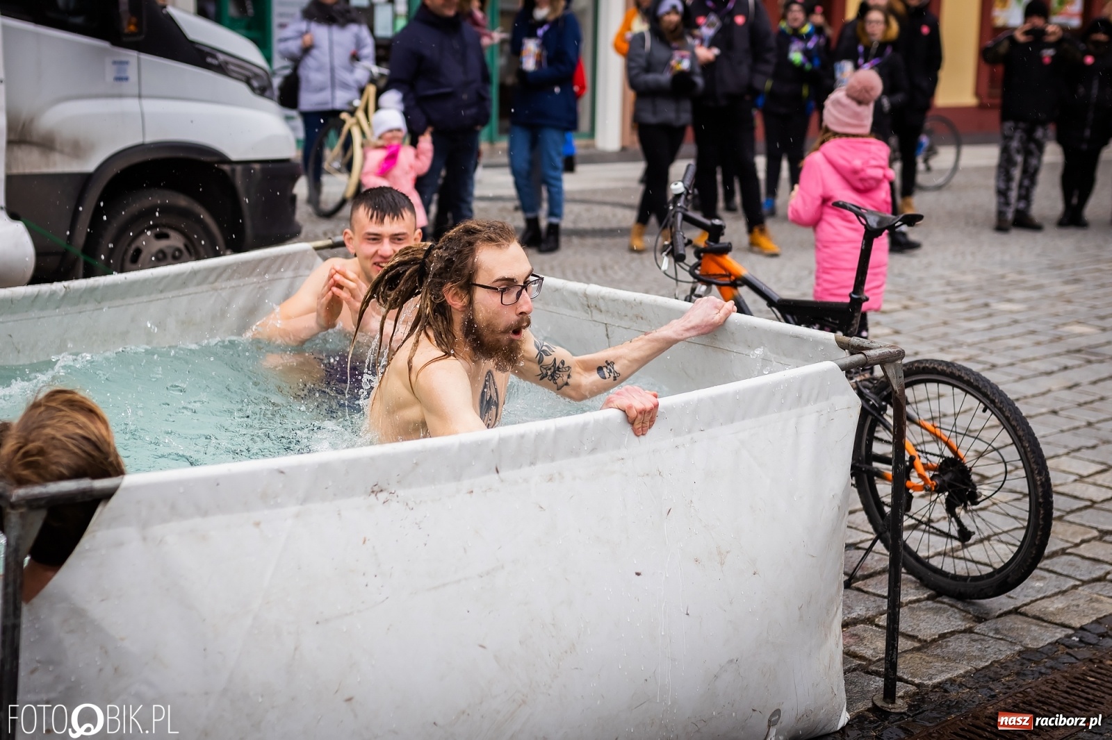 Zdjęcie w galerii na portalu naszraciborz.pl: Morsy, wojowie, strażacy, strzelcy i ciocia Klocia – 30. finał WOŚP na raciborskim Rynku wiadomości z regionu