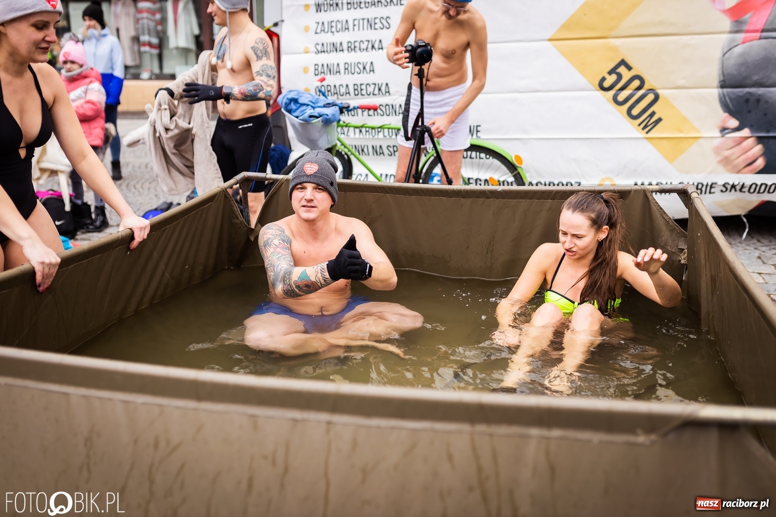 Zdjęcie w galerii na portalu naszraciborz.pl: Morsy, wojowie, strażacy, strzelcy i ciocia Klocia – 30. finał WOŚP na raciborskim Rynku wiadomości z regionu