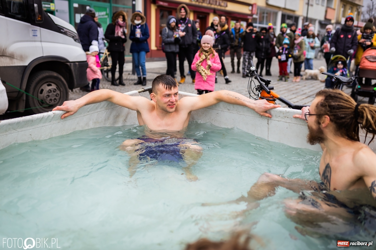 Zdjęcie w galerii na portalu naszraciborz.pl: Morsy, wojowie, strażacy, strzelcy i ciocia Klocia – 30. finał WOŚP na raciborskim Rynku wiadomości z regionu