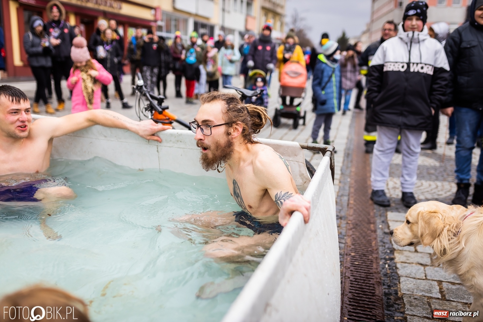 Zdjęcie w galerii na portalu naszraciborz.pl: Morsy, wojowie, strażacy, strzelcy i ciocia Klocia – 30. finał WOŚP na raciborskim Rynku wiadomości z regionu