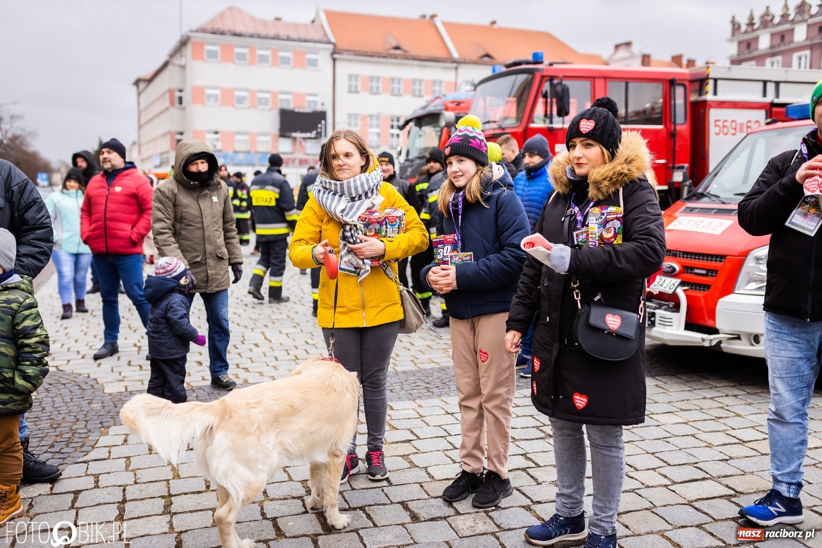 Zdjęcie w galerii na portalu naszraciborz.pl: Morsy, wojowie, strażacy, strzelcy i ciocia Klocia – 30. finał WOŚP na raciborskim Rynku wiadomości z regionu