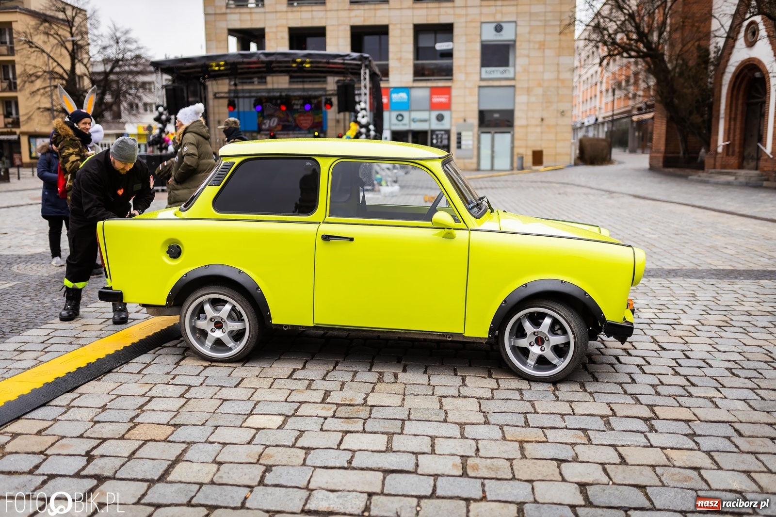 Zdjęcie w galerii na portalu naszraciborz.pl: Morsy, wojowie, strażacy, strzelcy i ciocia Klocia – 30. finał WOŚP na raciborskim Rynku wiadomości z regionu