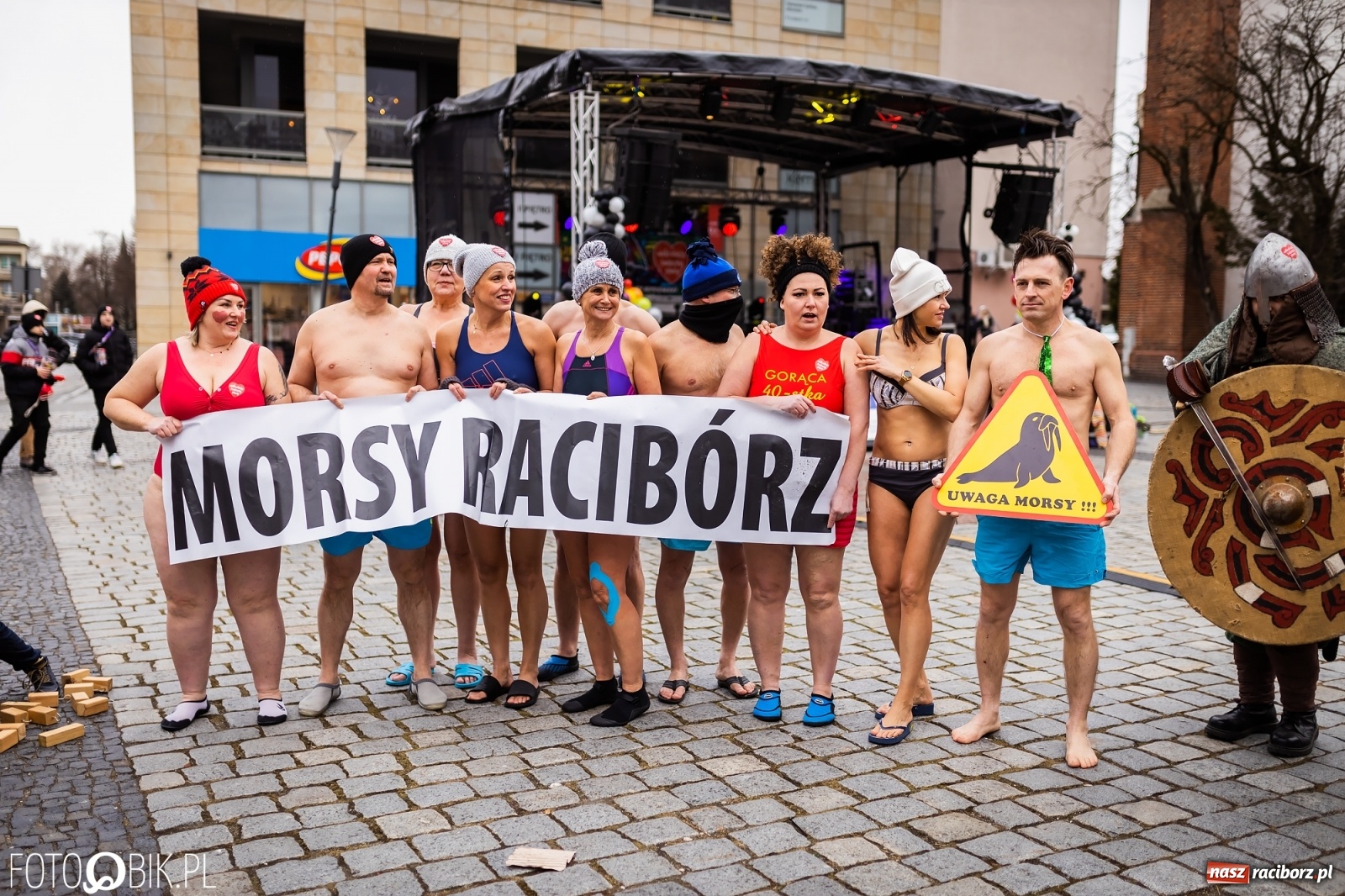 Zdjęcie w galerii na portalu naszraciborz.pl: Morsy, wojowie, strażacy, strzelcy i ciocia Klocia – 30. finał WOŚP na raciborskim Rynku wiadomości z regionu