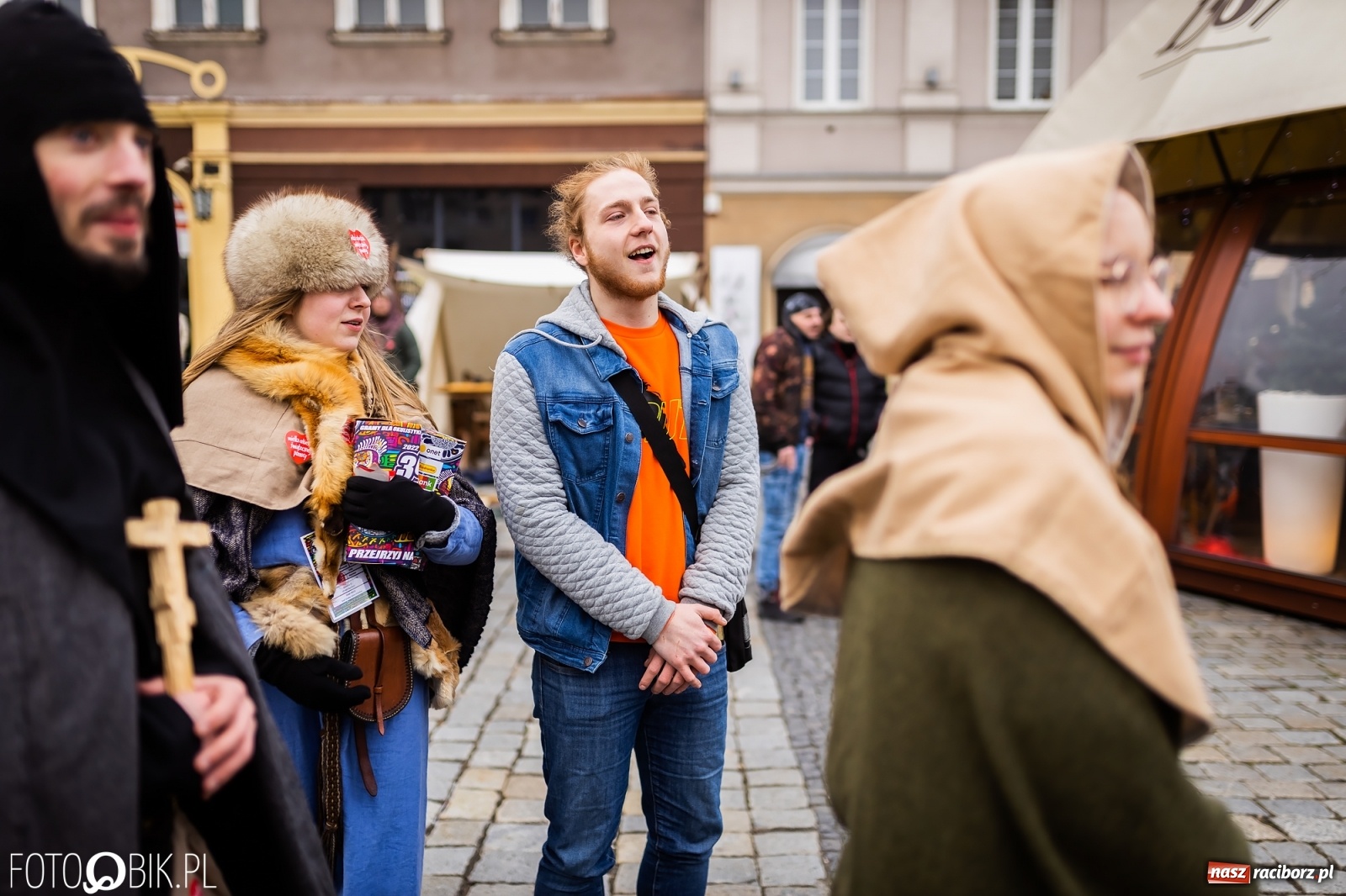 Zdjęcie w galerii na portalu naszraciborz.pl: Morsy, wojowie, strażacy, strzelcy i ciocia Klocia – 30. finał WOŚP na raciborskim Rynku wiadomości z regionu