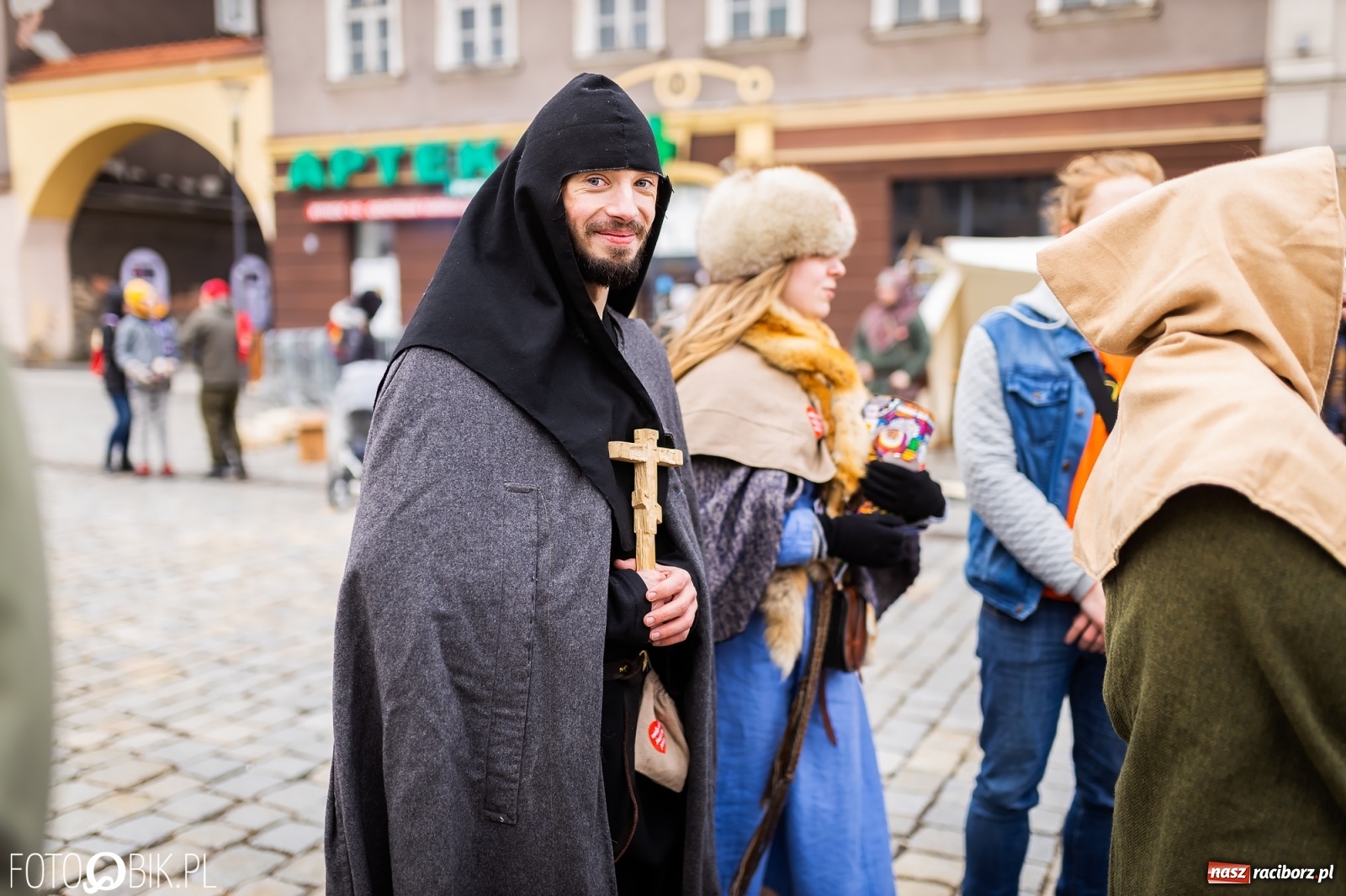 Zdjęcie w galerii na portalu naszraciborz.pl: Morsy, wojowie, strażacy, strzelcy i ciocia Klocia – 30. finał WOŚP na raciborskim Rynku wiadomości z regionu