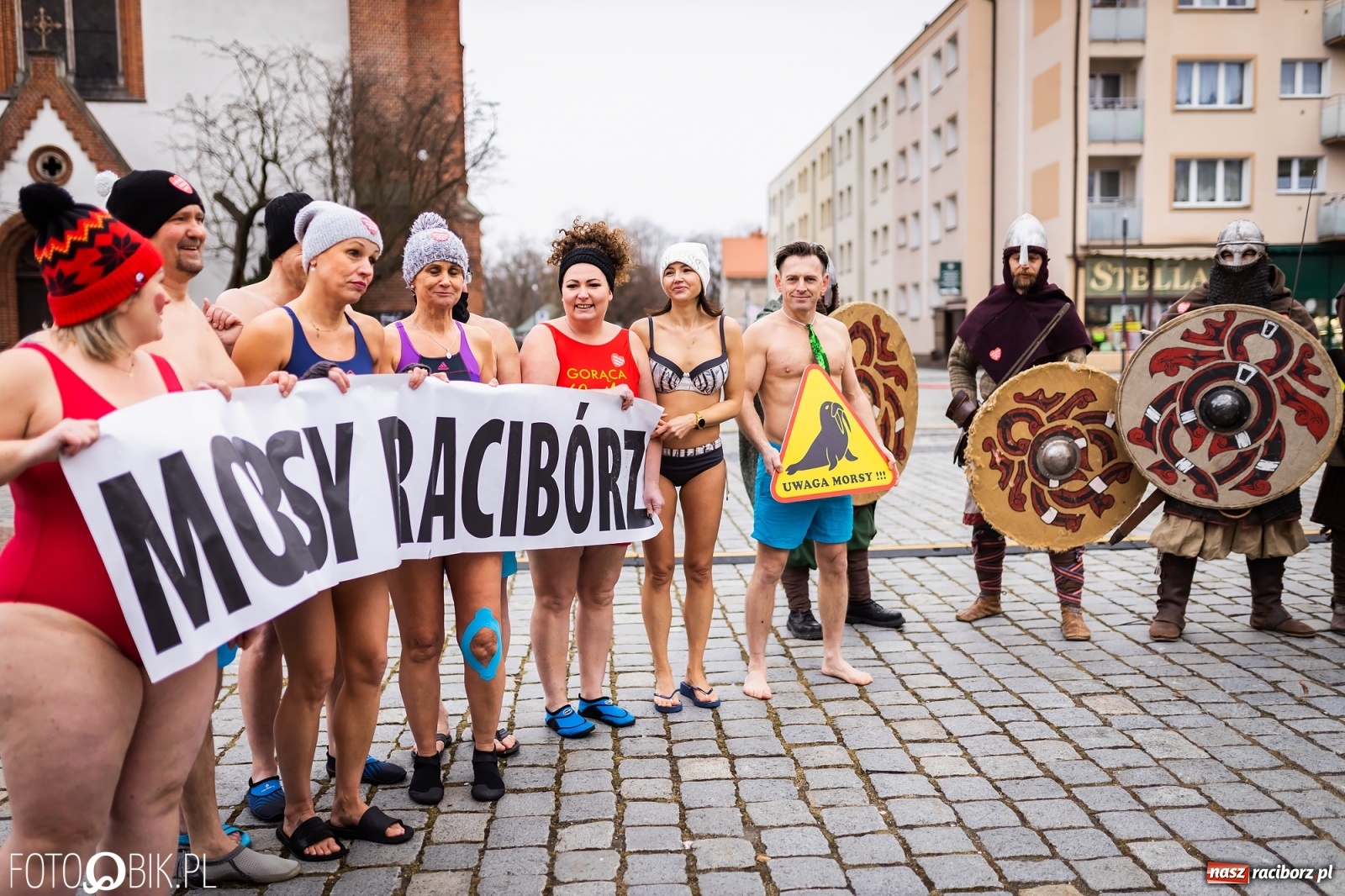 Zdjęcie w galerii na portalu naszraciborz.pl: Morsy, wojowie, strażacy, strzelcy i ciocia Klocia – 30. finał WOŚP na raciborskim Rynku wiadomości z regionu