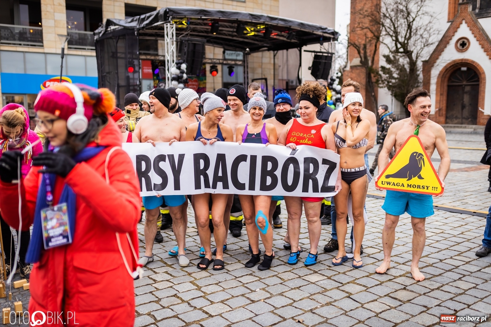 Zdjęcie w galerii na portalu naszraciborz.pl: Morsy, wojowie, strażacy, strzelcy i ciocia Klocia – 30. finał WOŚP na raciborskim Rynku wiadomości z regionu