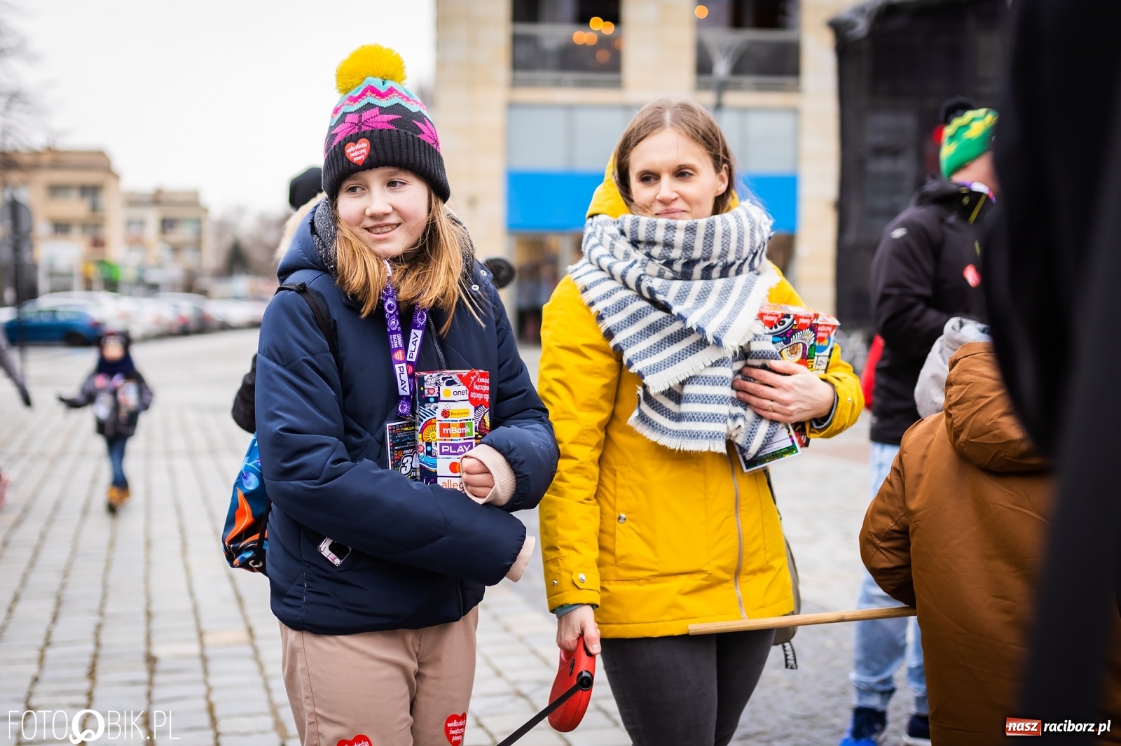 Zdjęcie w galerii na portalu naszraciborz.pl: Morsy, wojowie, strażacy, strzelcy i ciocia Klocia – 30. finał WOŚP na raciborskim Rynku wiadomości z regionu