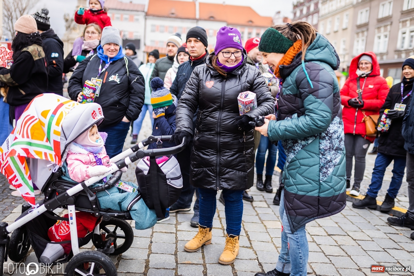 Zdjęcie w galerii na portalu naszraciborz.pl: Morsy, wojowie, strażacy, strzelcy i ciocia Klocia – 30. finał WOŚP na raciborskim Rynku wiadomości z regionu