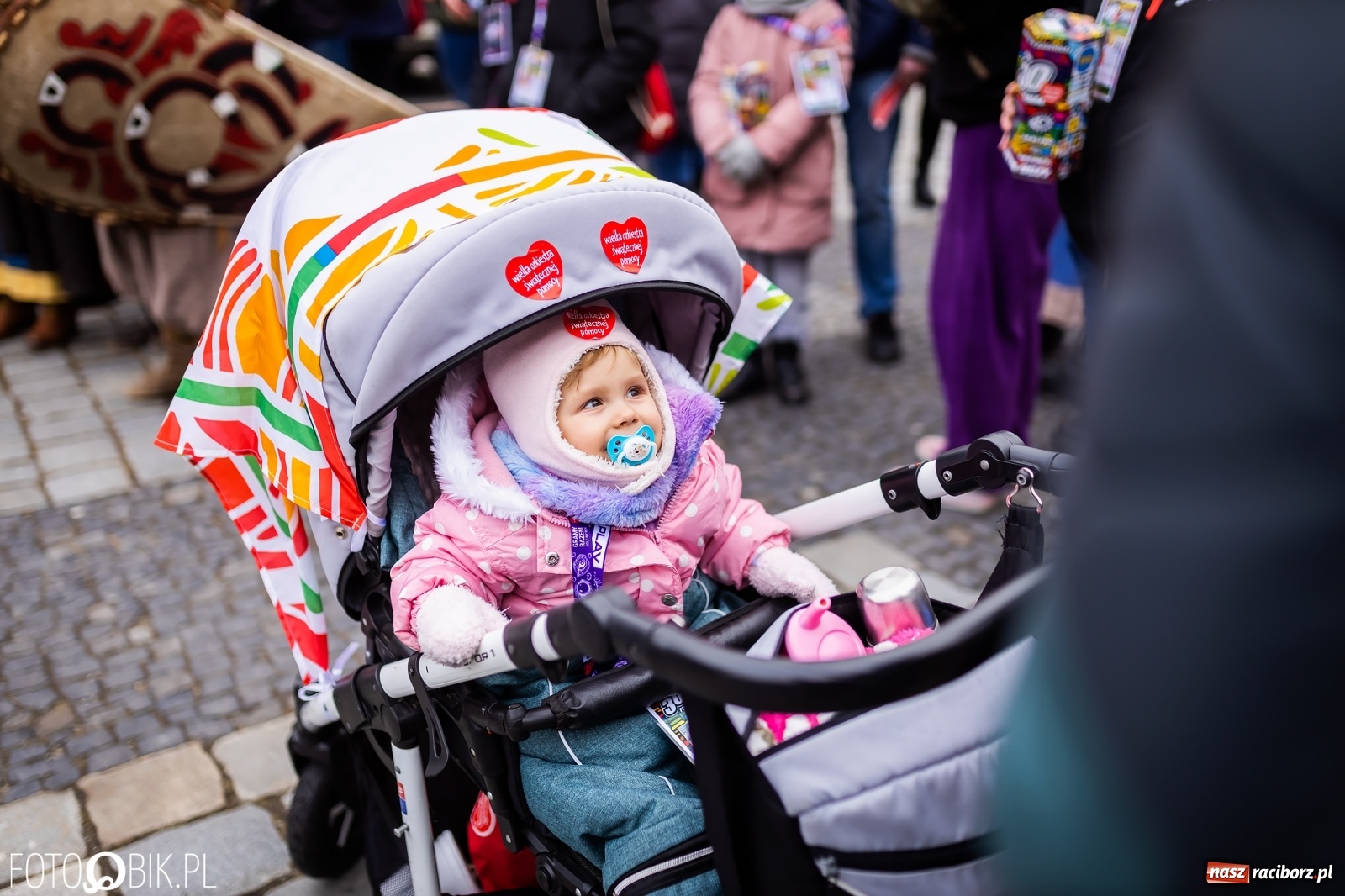 Zdjęcie w galerii na portalu naszraciborz.pl: Morsy, wojowie, strażacy, strzelcy i ciocia Klocia – 30. finał WOŚP na raciborskim Rynku wiadomości z regionu
