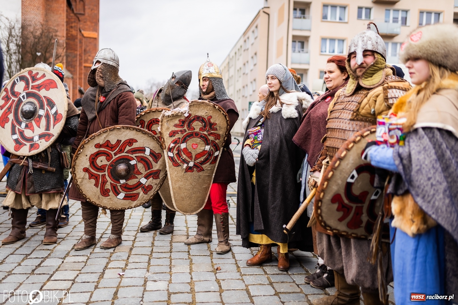 Zdjęcie w galerii na portalu naszraciborz.pl: Morsy, wojowie, strażacy, strzelcy i ciocia Klocia – 30. finał WOŚP na raciborskim Rynku wiadomości z regionu