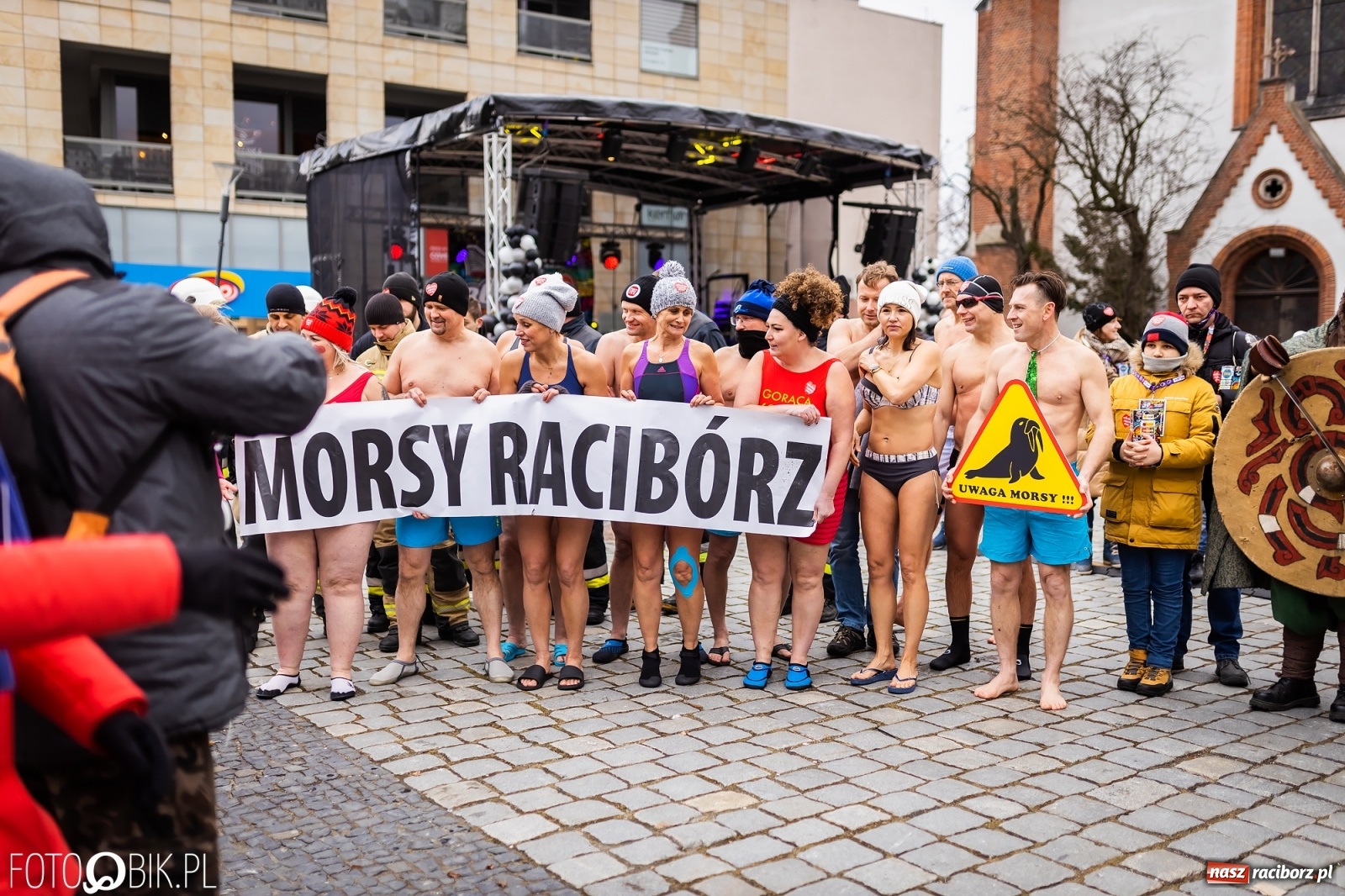 Zdjęcie w galerii na portalu naszraciborz.pl: Morsy, wojowie, strażacy, strzelcy i ciocia Klocia – 30. finał WOŚP na raciborskim Rynku wiadomości z regionu