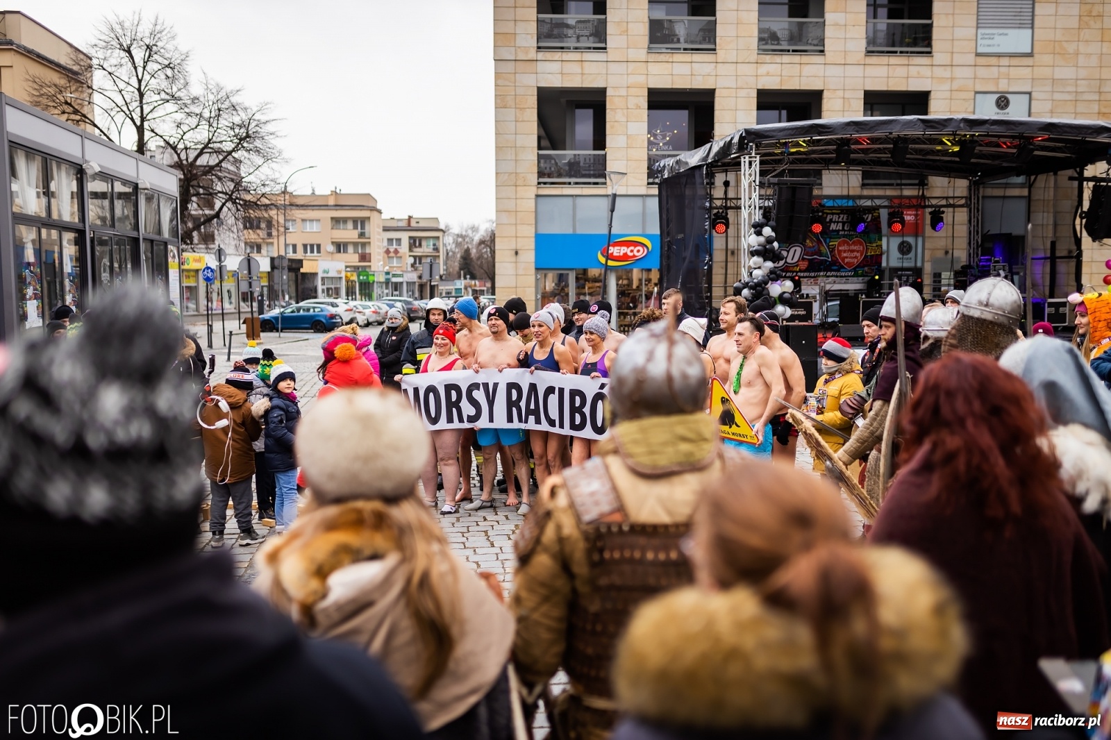 Zdjęcie w galerii na portalu naszraciborz.pl: Morsy, wojowie, strażacy, strzelcy i ciocia Klocia – 30. finał WOŚP na raciborskim Rynku wiadomości z regionu