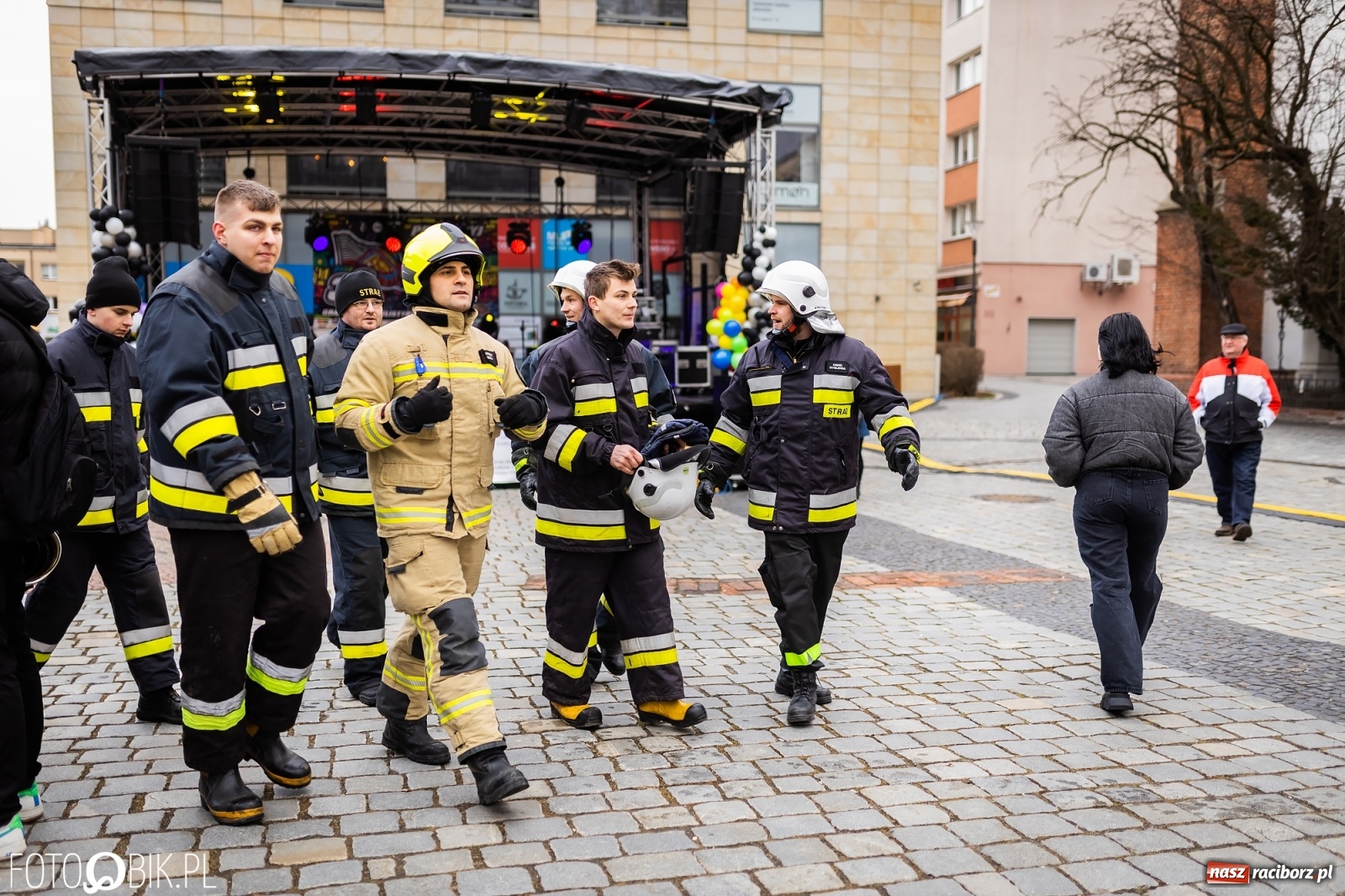 Zdjęcie w galerii na portalu naszraciborz.pl: Morsy, wojowie, strażacy, strzelcy i ciocia Klocia – 30. finał WOŚP na raciborskim Rynku wiadomości z regionu