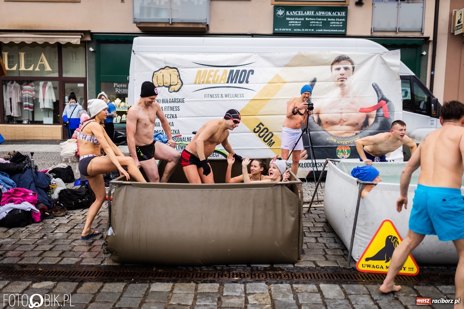 Zdjęcie w galerii na portalu naszraciborz.pl: Morsy, wojowie, strażacy, strzelcy i ciocia Klocia – 30. finał WOŚP na raciborskim Rynku wiadomości z regionu