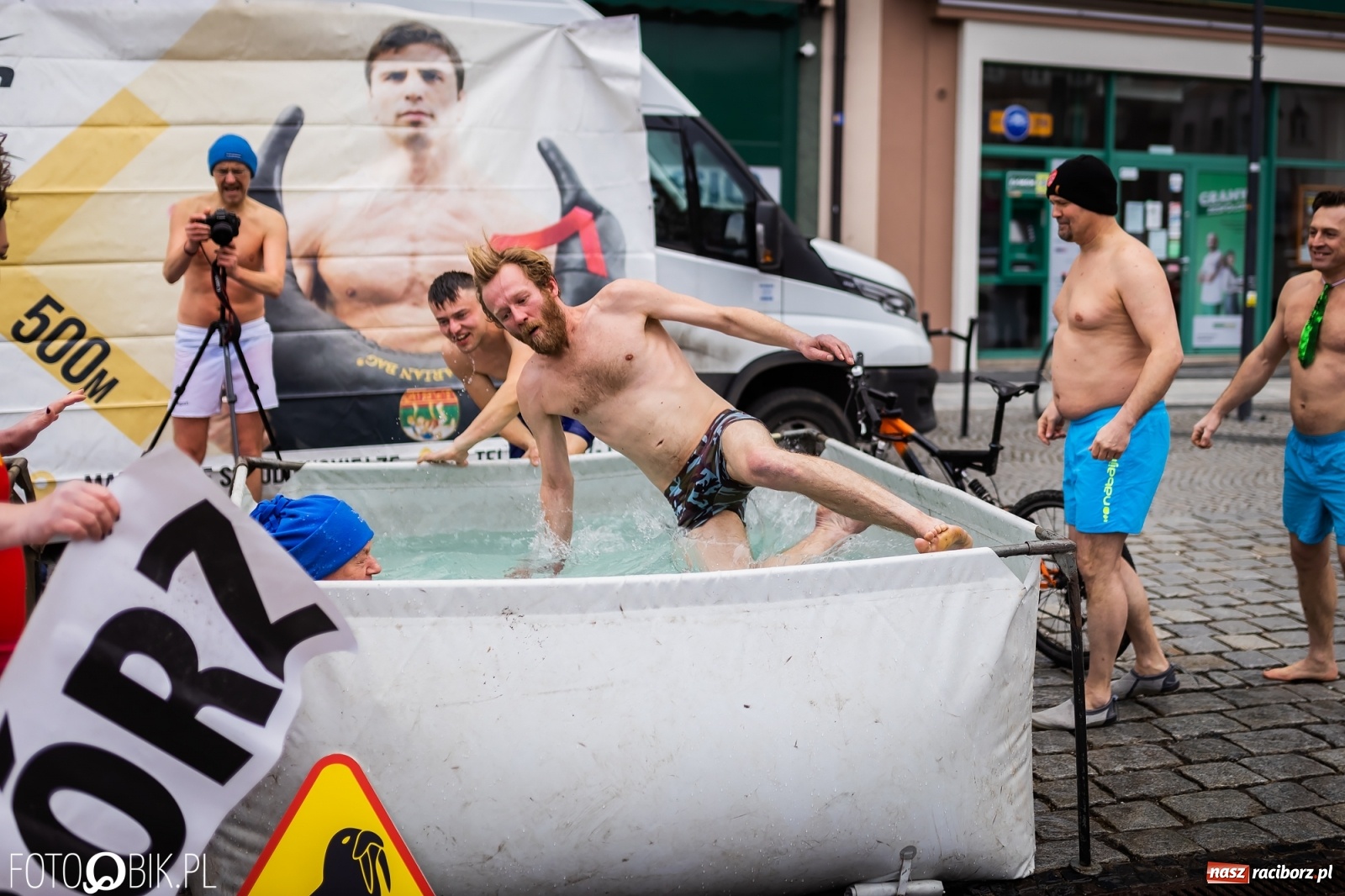 Zdjęcie w galerii na portalu naszraciborz.pl: Morsy, wojowie, strażacy, strzelcy i ciocia Klocia – 30. finał WOŚP na raciborskim Rynku wiadomości z regionu