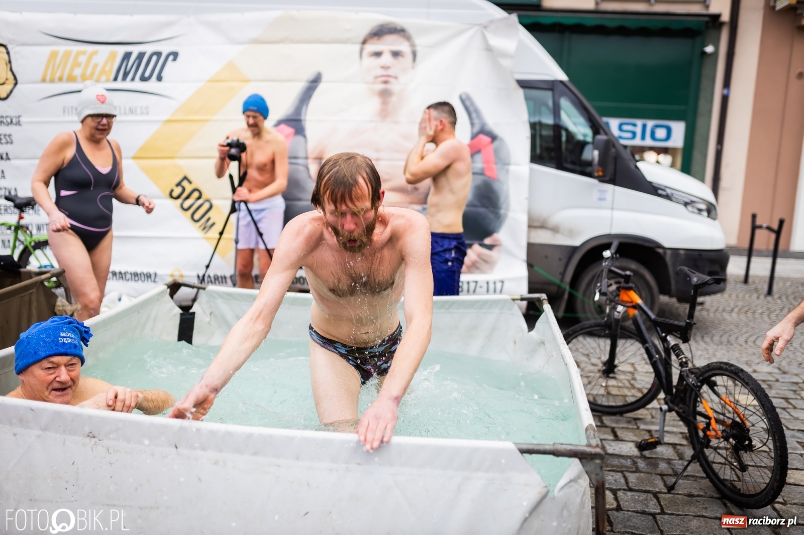 Zdjęcie w galerii na portalu naszraciborz.pl: Morsy, wojowie, strażacy, strzelcy i ciocia Klocia – 30. finał WOŚP na raciborskim Rynku wiadomości z regionu