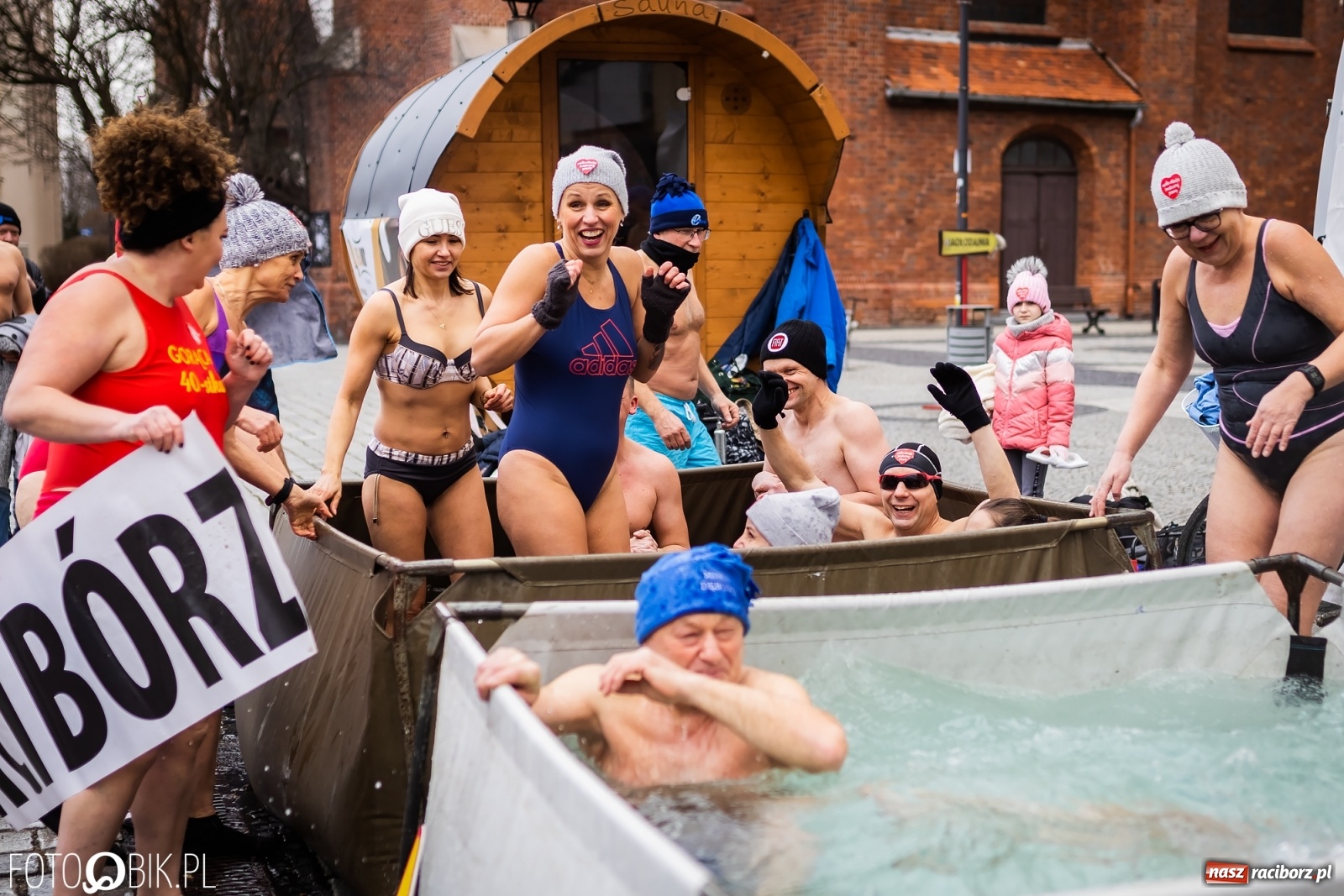 Zdjęcie w galerii na portalu naszraciborz.pl: Morsy, wojowie, strażacy, strzelcy i ciocia Klocia – 30. finał WOŚP na raciborskim Rynku wiadomości z regionu