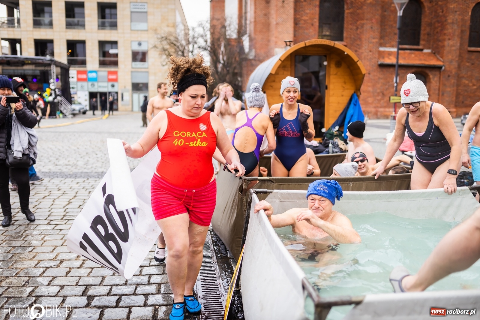 Zdjęcie w galerii na portalu naszraciborz.pl: Morsy, wojowie, strażacy, strzelcy i ciocia Klocia – 30. finał WOŚP na raciborskim Rynku wiadomości z regionu