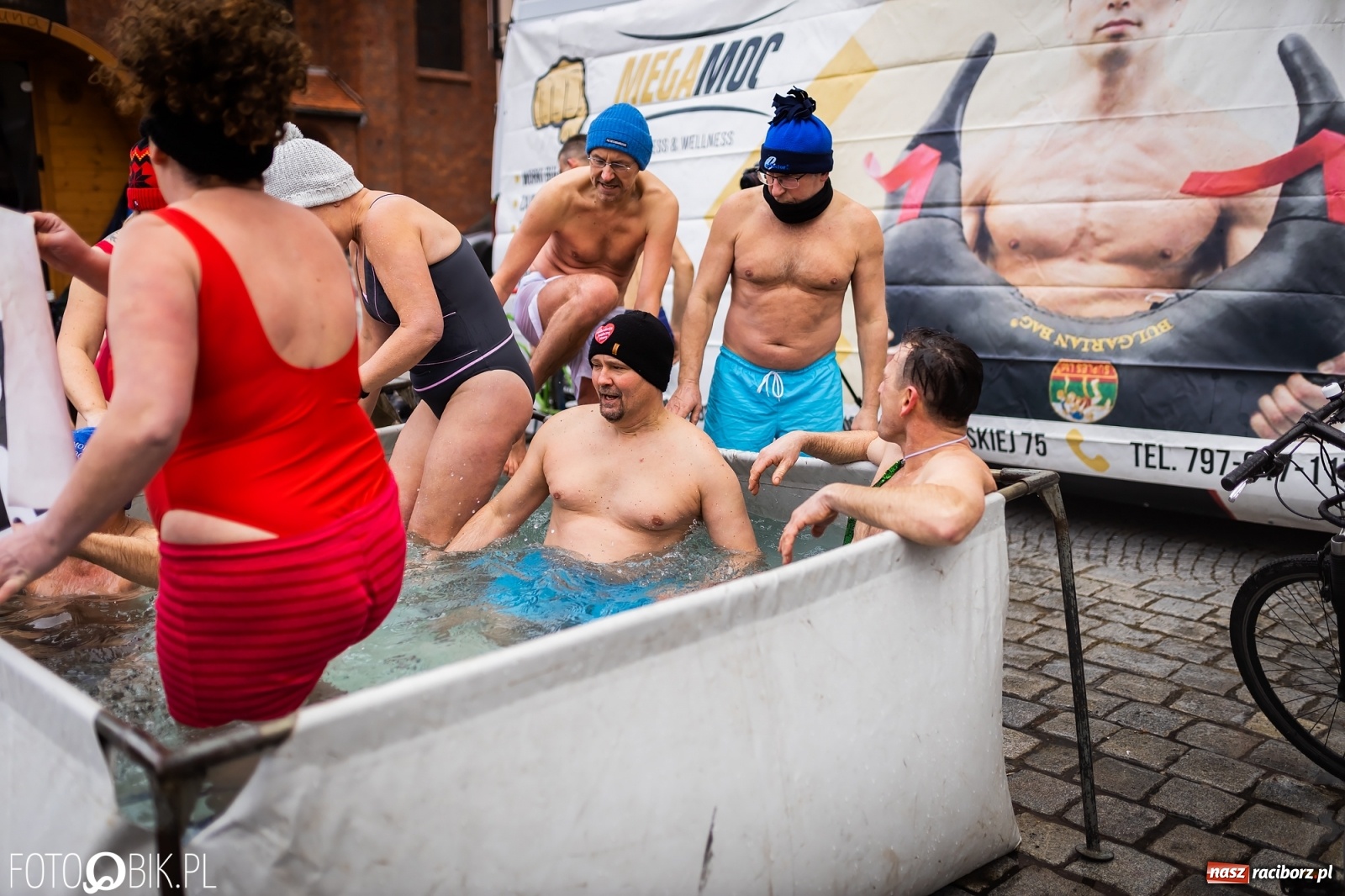 Zdjęcie w galerii na portalu naszraciborz.pl: Morsy, wojowie, strażacy, strzelcy i ciocia Klocia – 30. finał WOŚP na raciborskim Rynku wiadomości z regionu