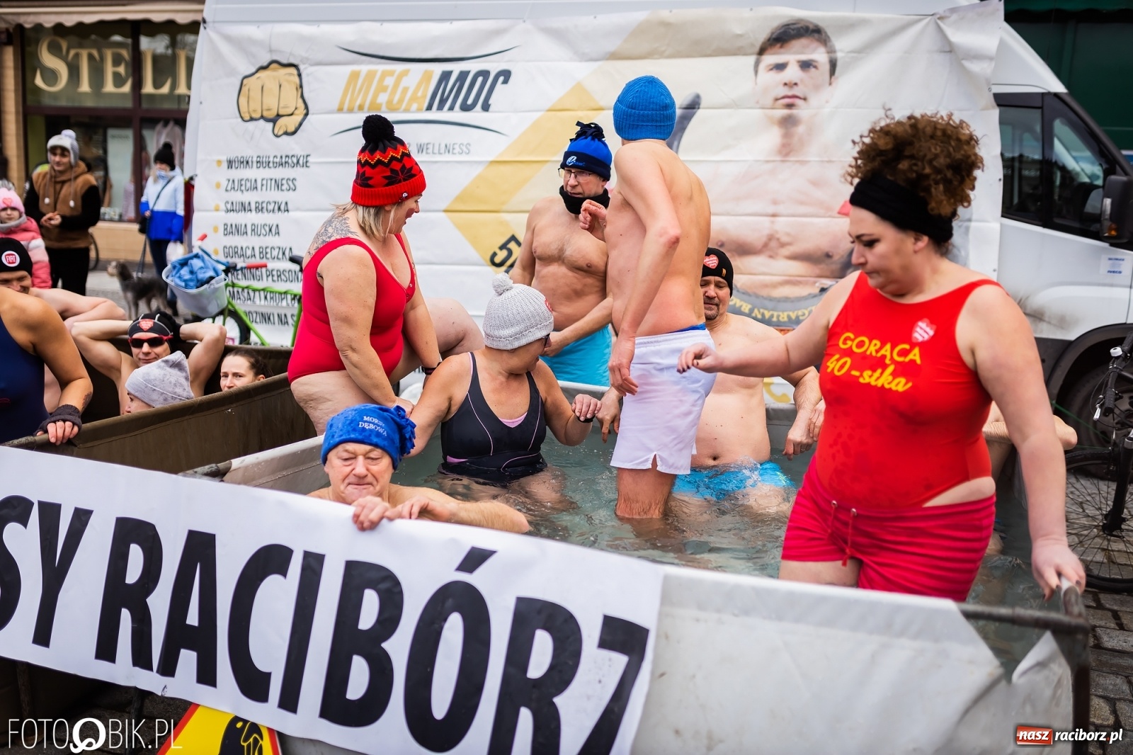 Zdjęcie w galerii na portalu naszraciborz.pl: Morsy, wojowie, strażacy, strzelcy i ciocia Klocia – 30. finał WOŚP na raciborskim Rynku wiadomości z regionu