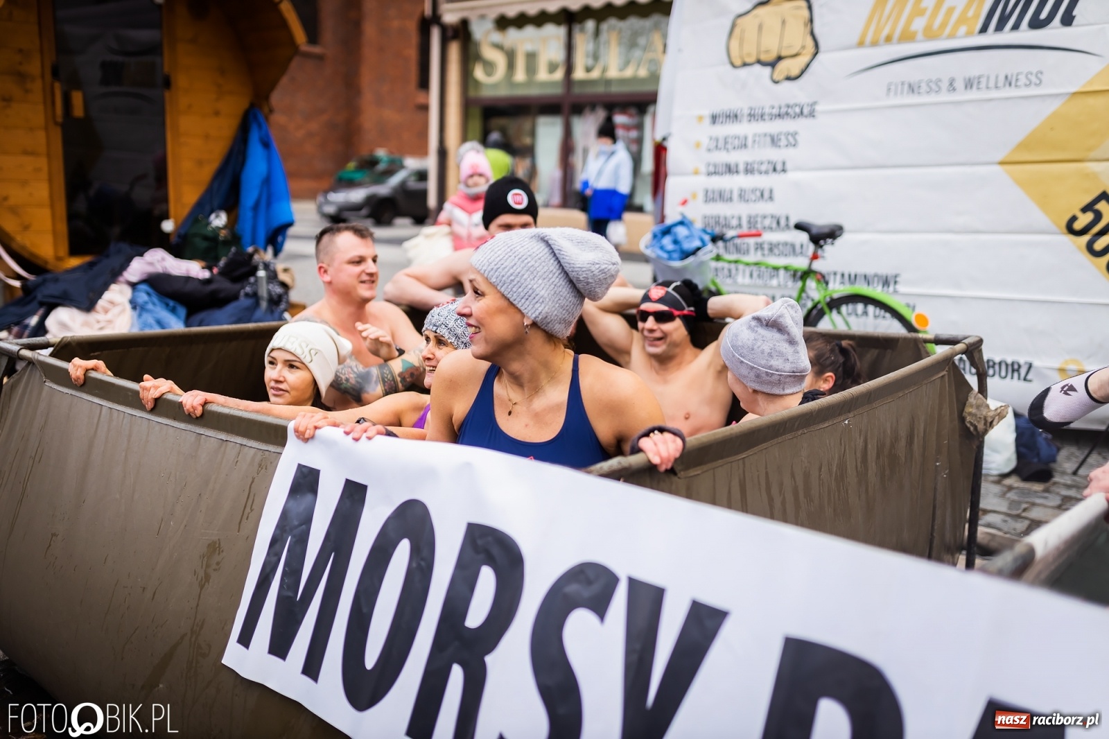 Zdjęcie w galerii na portalu naszraciborz.pl: Morsy, wojowie, strażacy, strzelcy i ciocia Klocia – 30. finał WOŚP na raciborskim Rynku wiadomości z regionu