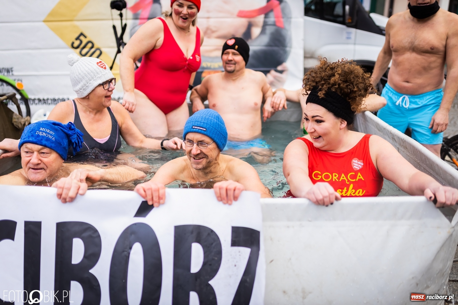 Zdjęcie w galerii na portalu naszraciborz.pl: Morsy, wojowie, strażacy, strzelcy i ciocia Klocia – 30. finał WOŚP na raciborskim Rynku wiadomości z regionu