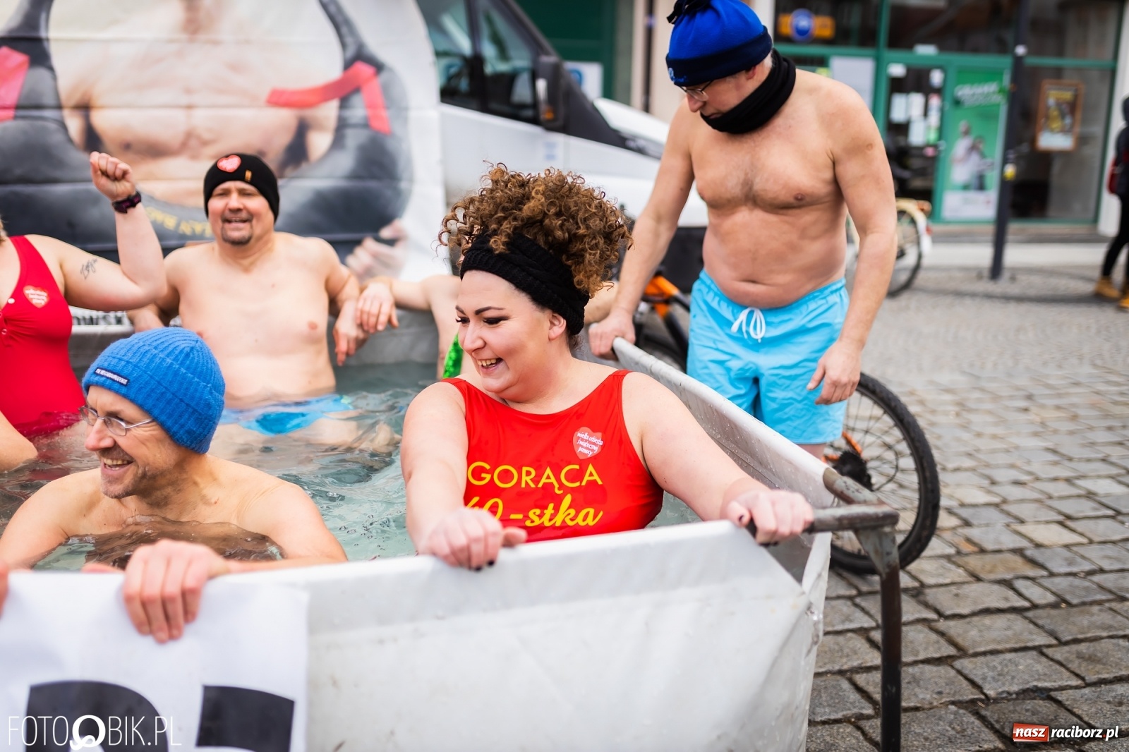 Zdjęcie w galerii na portalu naszraciborz.pl: Morsy, wojowie, strażacy, strzelcy i ciocia Klocia – 30. finał WOŚP na raciborskim Rynku wiadomości z regionu