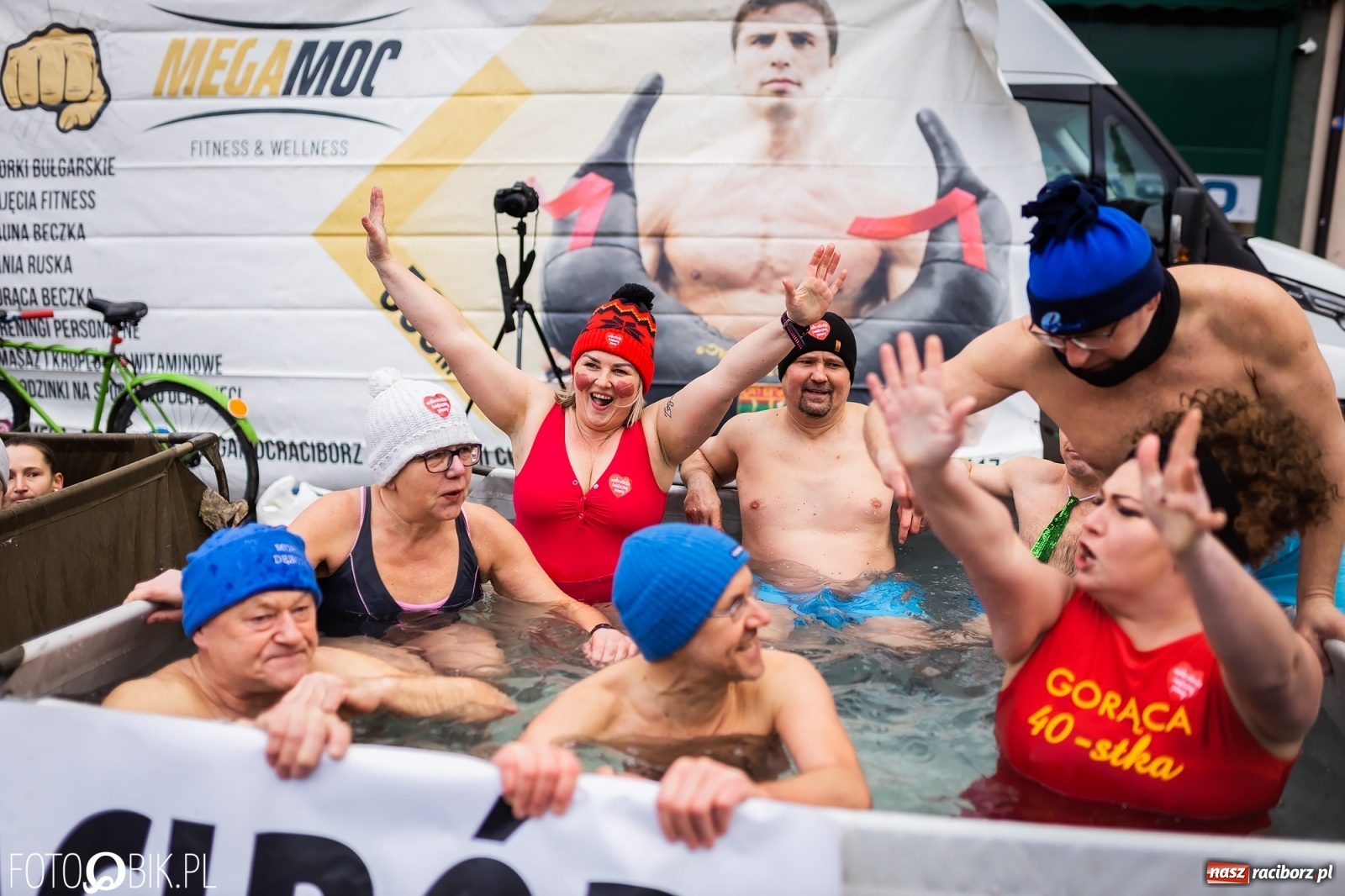 Zdjęcie w galerii na portalu naszraciborz.pl: Morsy, wojowie, strażacy, strzelcy i ciocia Klocia – 30. finał WOŚP na raciborskim Rynku wiadomości z regionu