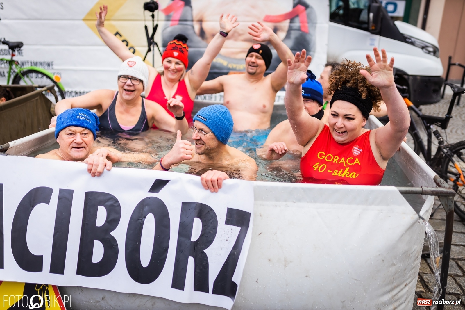 Zdjęcie w galerii na portalu naszraciborz.pl: Morsy, wojowie, strażacy, strzelcy i ciocia Klocia – 30. finał WOŚP na raciborskim Rynku wiadomości z regionu