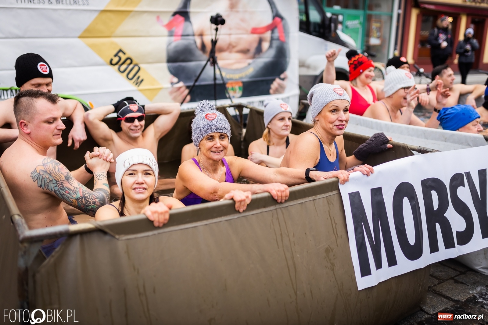 Zdjęcie w galerii na portalu naszraciborz.pl: Morsy, wojowie, strażacy, strzelcy i ciocia Klocia – 30. finał WOŚP na raciborskim Rynku wiadomości z regionu