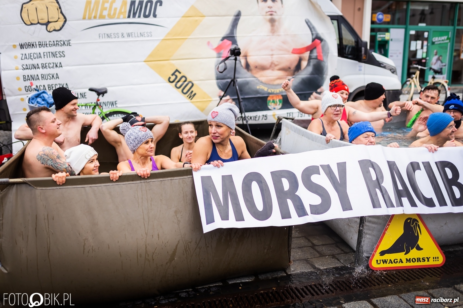 Zdjęcie w galerii na portalu naszraciborz.pl: Morsy, wojowie, strażacy, strzelcy i ciocia Klocia – 30. finał WOŚP na raciborskim Rynku wiadomości z regionu