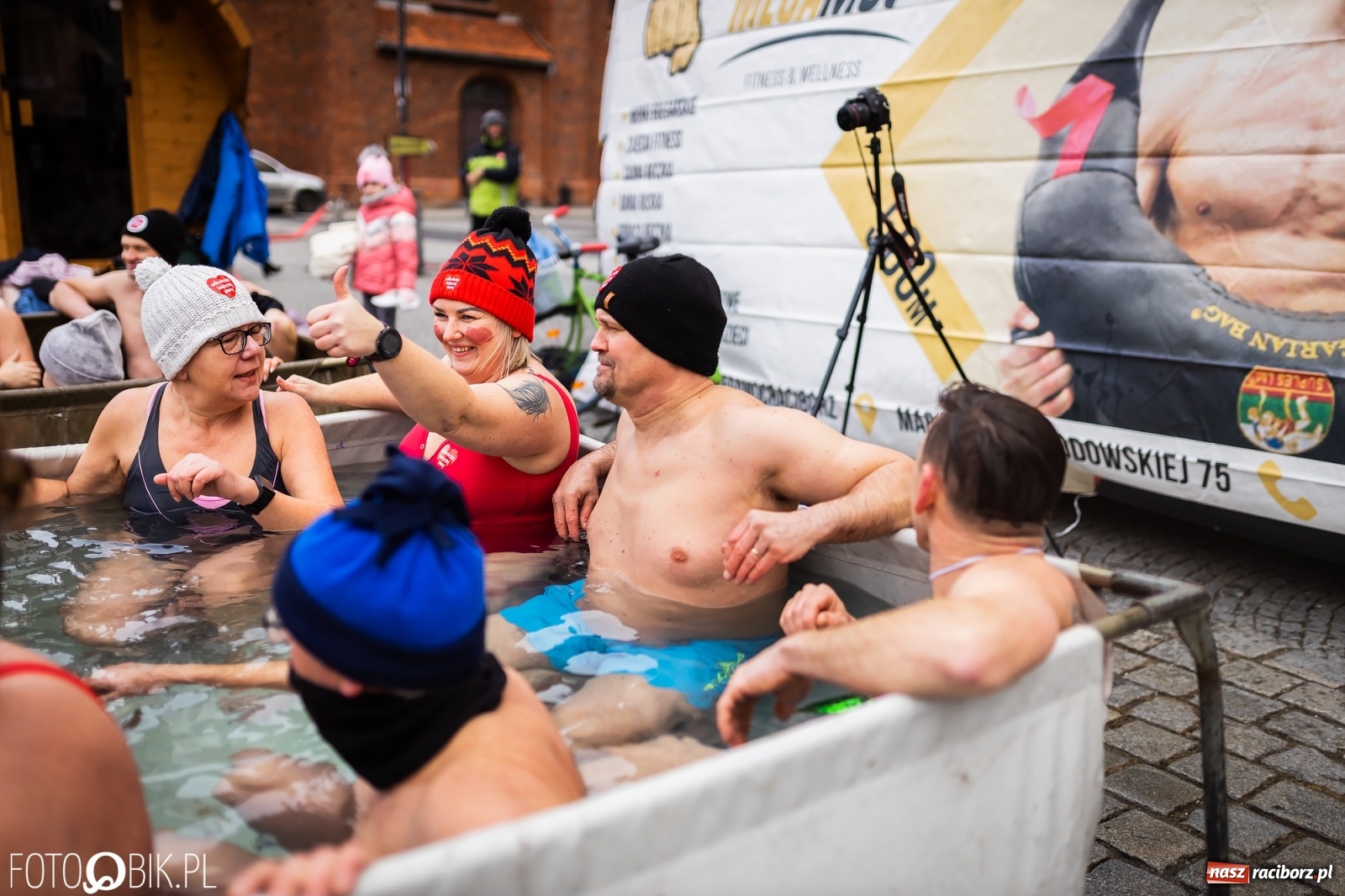 Zdjęcie w galerii na portalu naszraciborz.pl: Morsy, wojowie, strażacy, strzelcy i ciocia Klocia – 30. finał WOŚP na raciborskim Rynku wiadomości z regionu