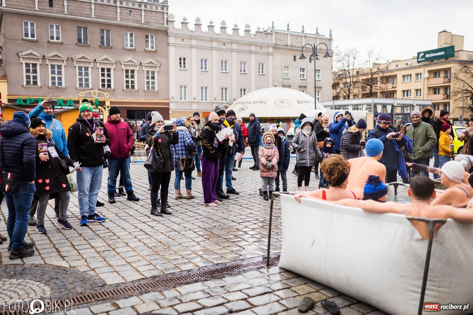 Zdjęcie w galerii na portalu naszraciborz.pl: Morsy, wojowie, strażacy, strzelcy i ciocia Klocia – 30. finał WOŚP na raciborskim Rynku wiadomości z regionu