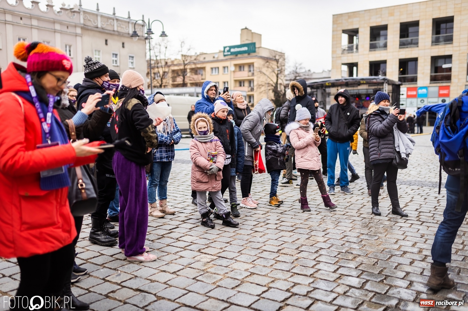 Zdjęcie w galerii na portalu naszraciborz.pl: Morsy, wojowie, strażacy, strzelcy i ciocia Klocia – 30. finał WOŚP na raciborskim Rynku wiadomości z regionu
