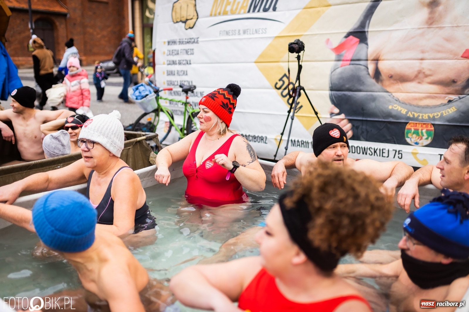 Zdjęcie w galerii na portalu naszraciborz.pl: Morsy, wojowie, strażacy, strzelcy i ciocia Klocia – 30. finał WOŚP na raciborskim Rynku wiadomości z regionu