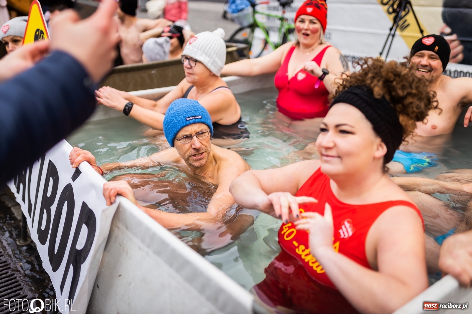 Zdjęcie w galerii na portalu naszraciborz.pl: Morsy, wojowie, strażacy, strzelcy i ciocia Klocia – 30. finał WOŚP na raciborskim Rynku wiadomości z regionu