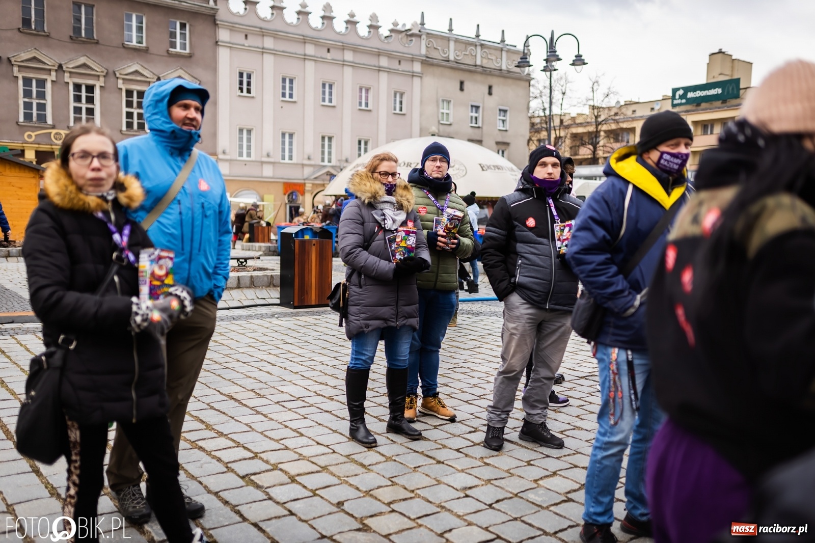 Zdjęcie w galerii na portalu naszraciborz.pl: Morsy, wojowie, strażacy, strzelcy i ciocia Klocia – 30. finał WOŚP na raciborskim Rynku wiadomości z regionu