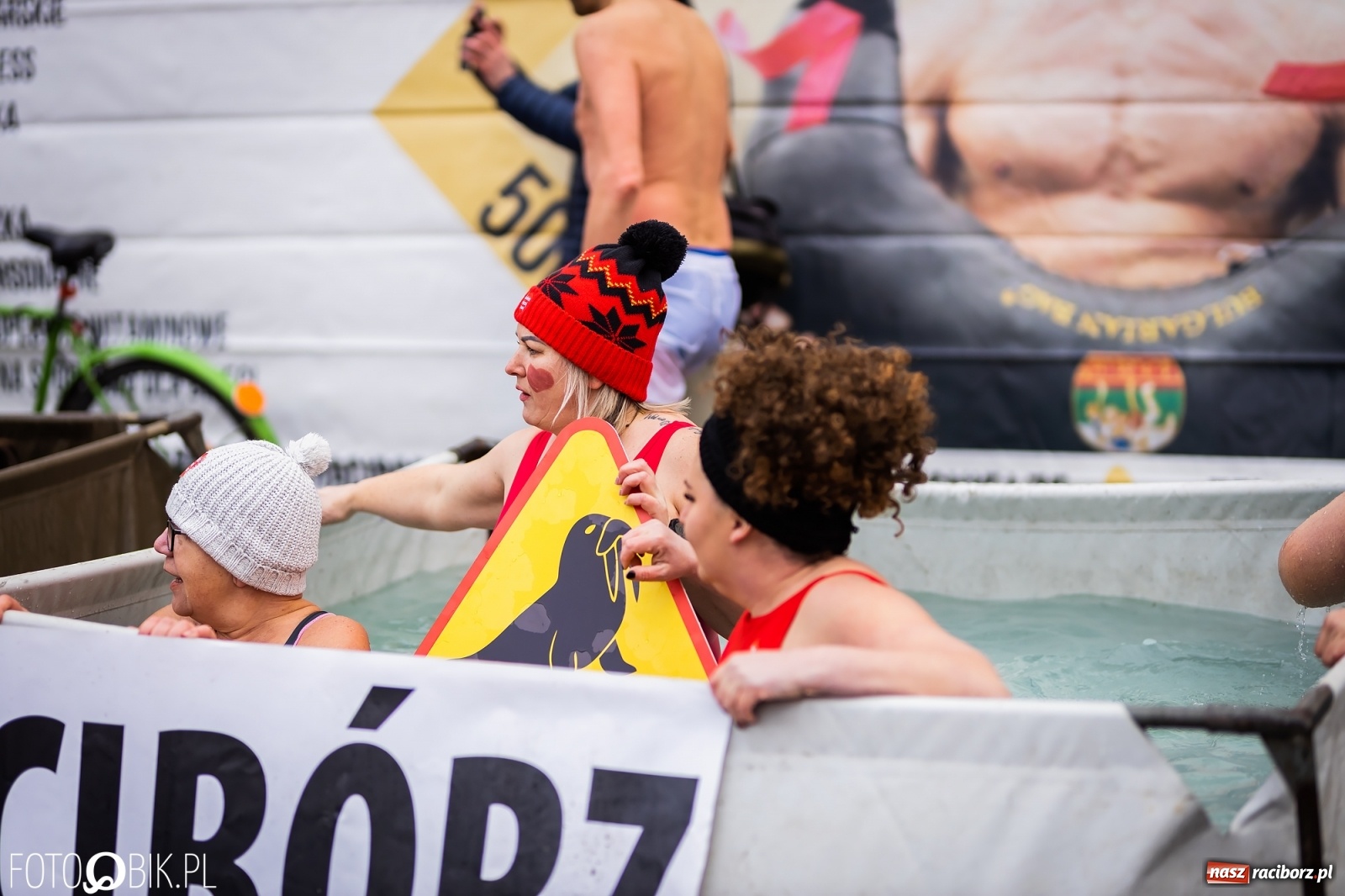 Zdjęcie w galerii na portalu naszraciborz.pl: Morsy, wojowie, strażacy, strzelcy i ciocia Klocia – 30. finał WOŚP na raciborskim Rynku wiadomości z regionu